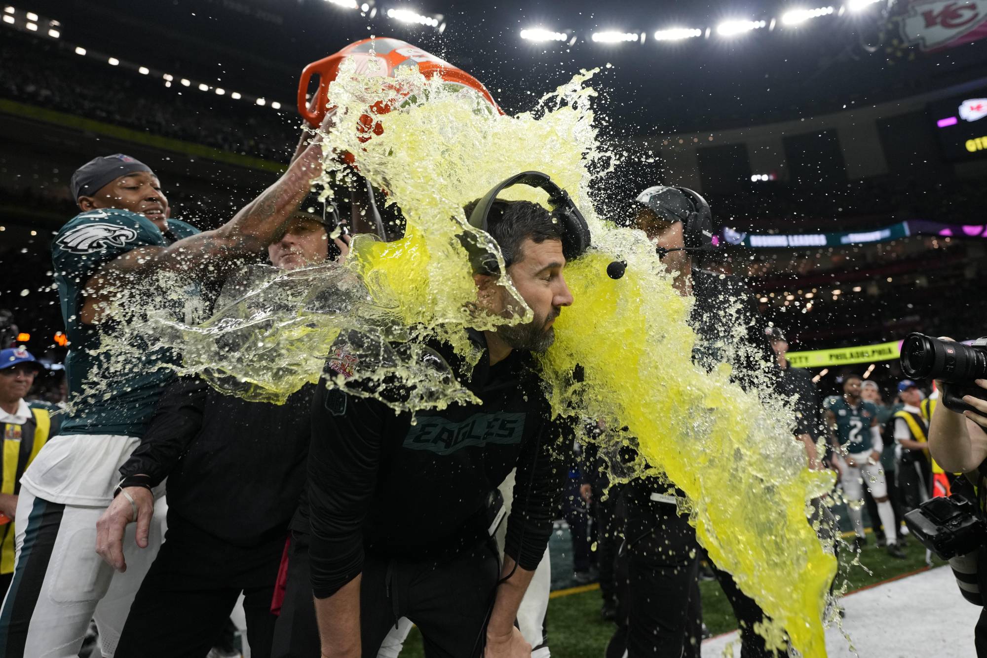 $!Sirianni fue bañado con el Gatorade amarillo, situación favorita de apostadores.