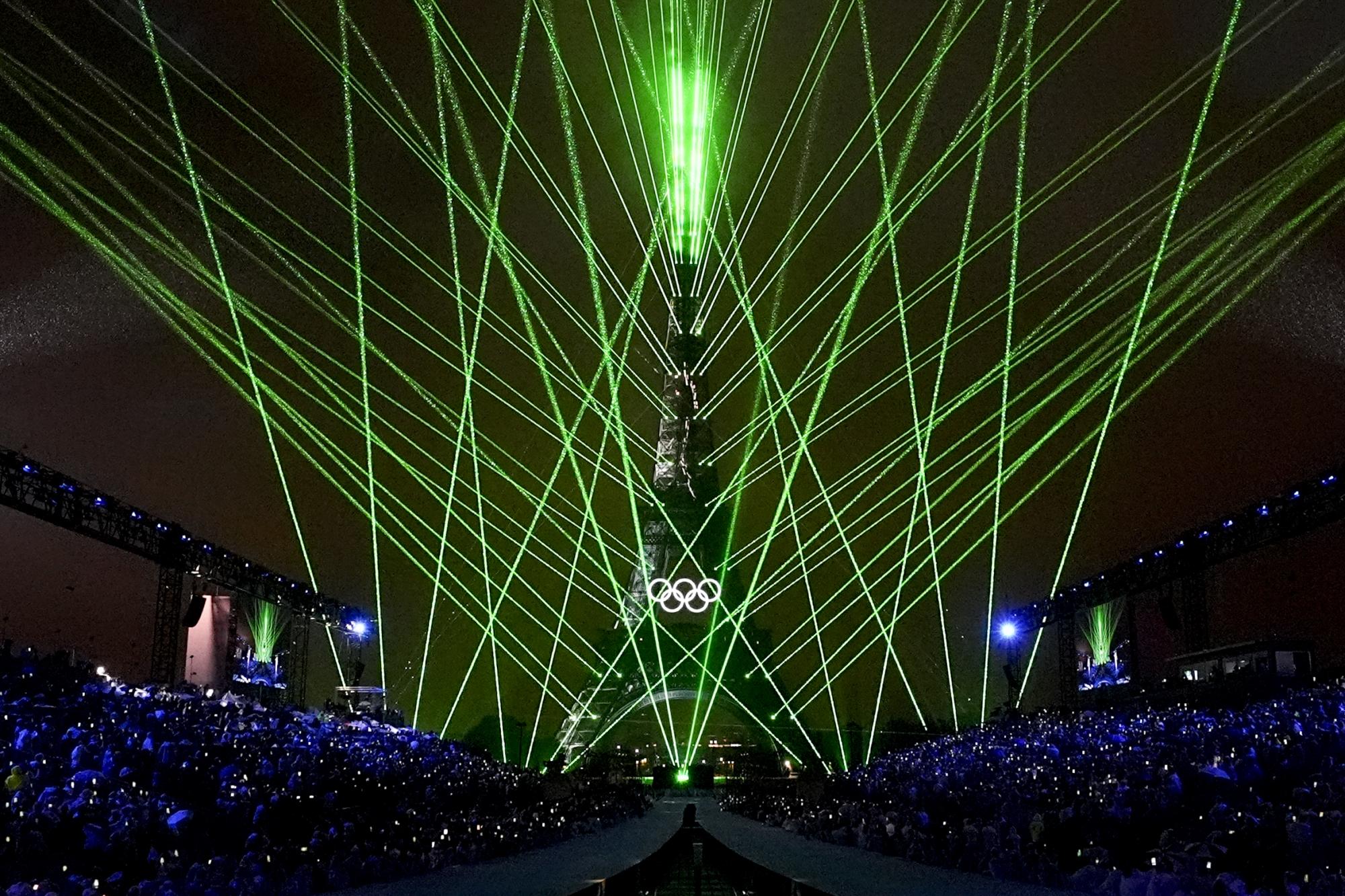 $!Un acto de luces iluminó la Torre Eiffel y a los atletas que se encontraban al pie de la estructura.