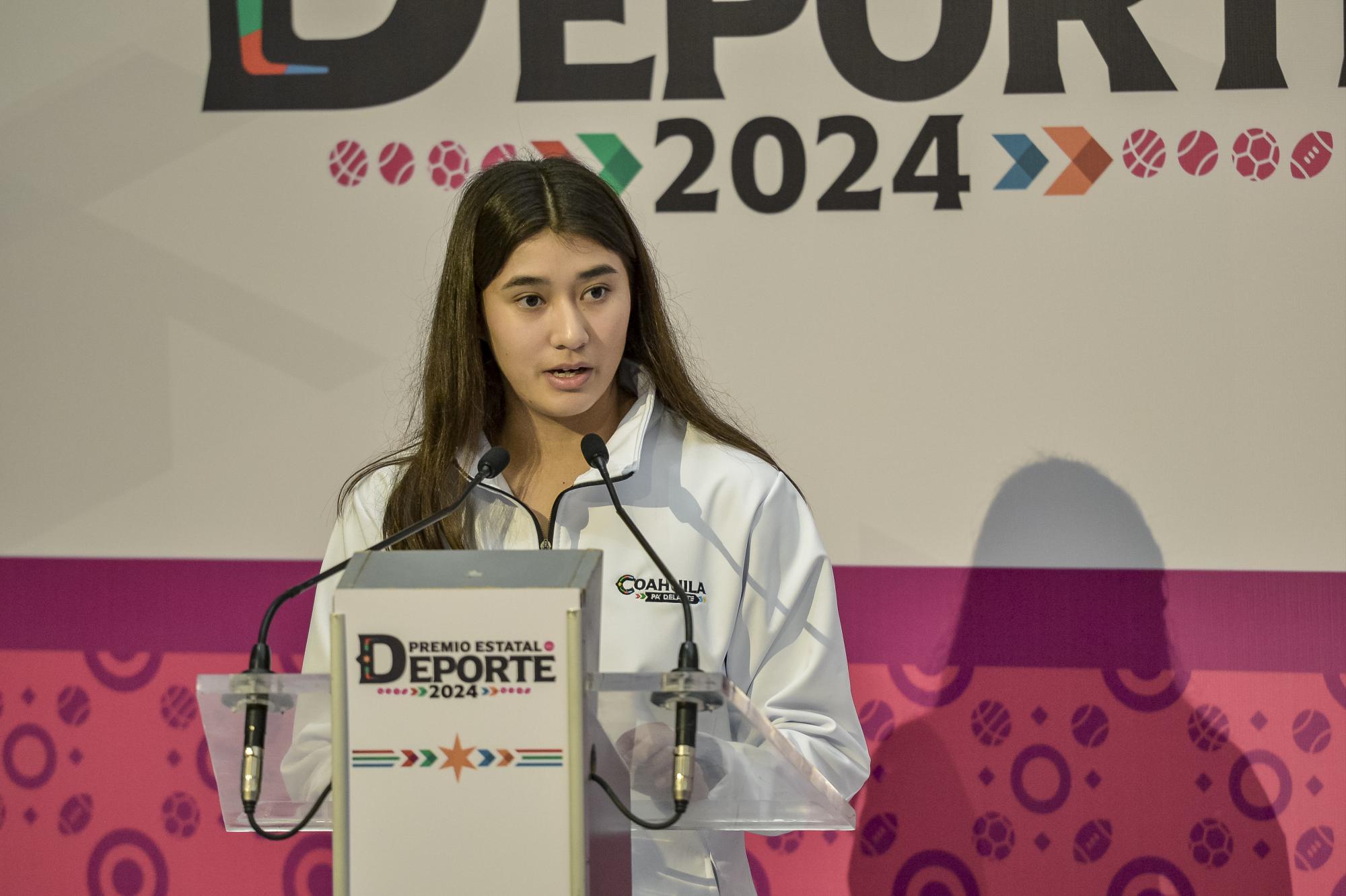 $!Ángela Ruiz Rosales en su discurso de agradecimiento, mencionando el apoyo recibido en su trayectoria como arquera.