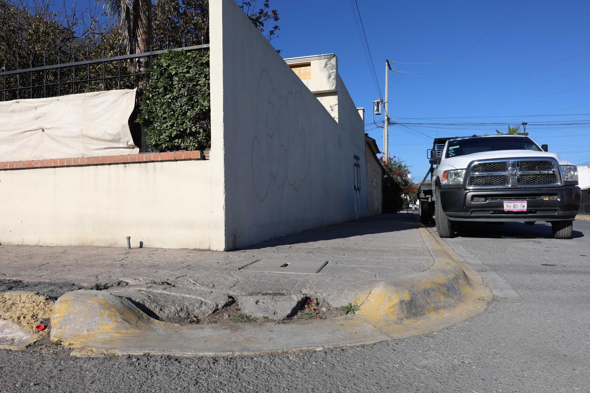 $!En colonias antiguas de Saltillo, como Doctores o República, la falta de adecuaciones urbanas continúa limitando la accesibilidad de quienes dependen de sillas de ruedas o ayudas similares.