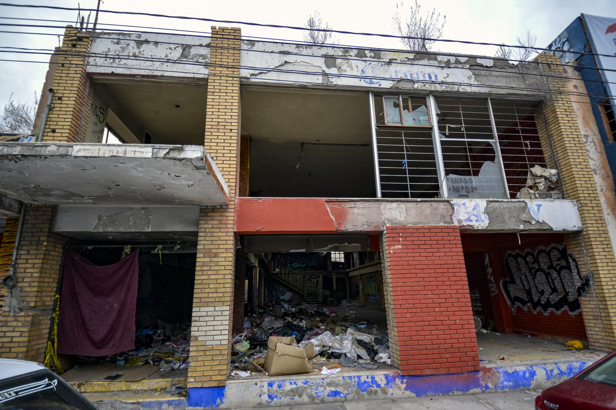 $!La comisaría de seguridad realiza rondines constantes debido a la intrusión de personas en situación de calle en el inmueble abandonado.