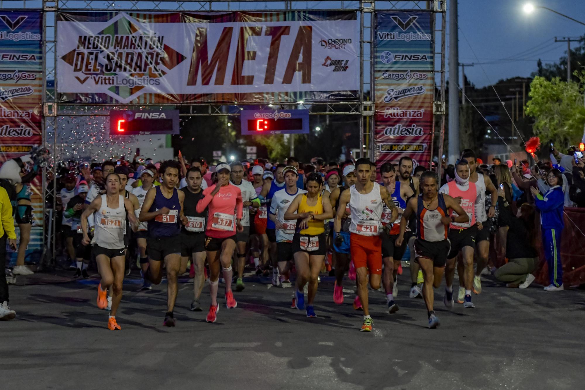 $!Decenas de corredores se dieron cita a las afueras del Estadio Madero para iniciar con el recorrido de más de 21 kilómetros.