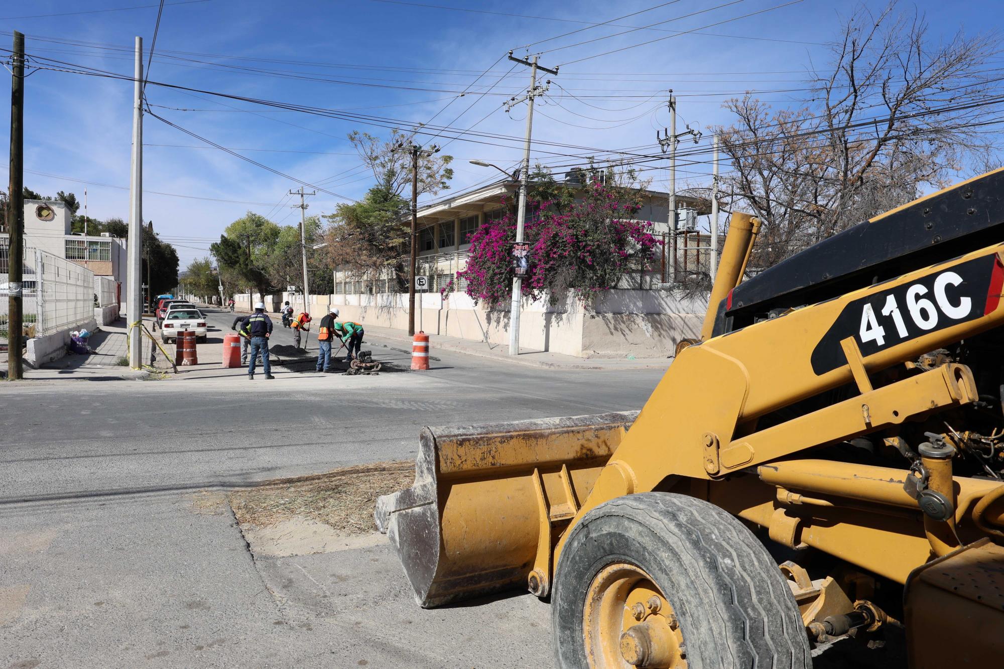 $!Por medio año el cruce de las calles Hidalgo y González Lobo estuvo invadido por montañas de tierra.