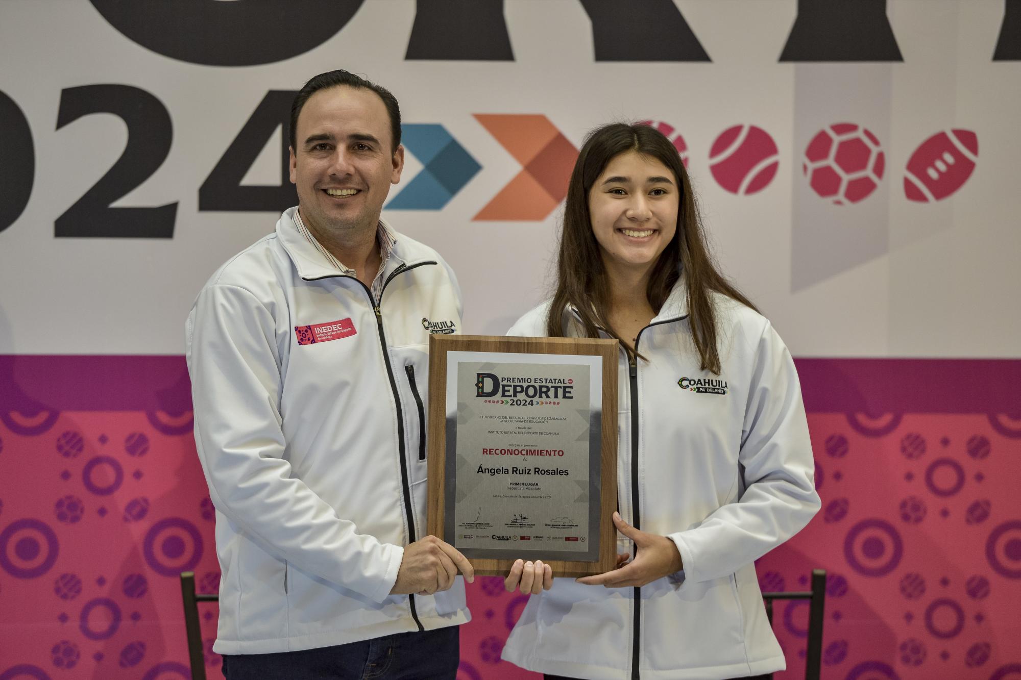 $!Ángela Ruiz Rosales recibiendo el galardón absoluto del Premio Estatal del Deporte 2024, consolidándose como la mejor deportista de Coahuila.