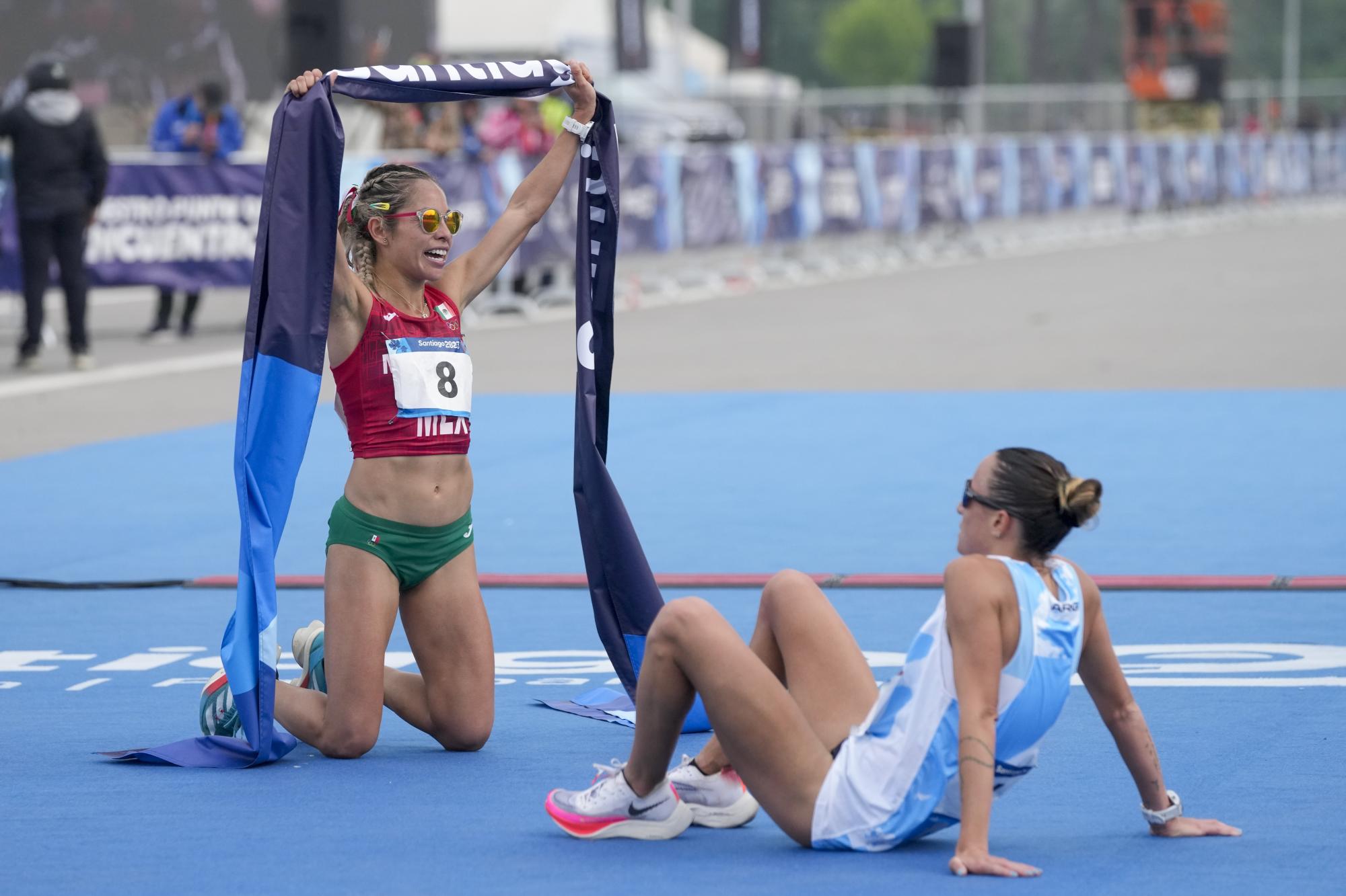 $!La mexicana Citlali Cristian celebra su triunfo en el maratón femenino, mientras que la argentina Florencia Borelli descansa tras quedar segundo en los Juegos Panamericanos en Santiago, Chile, el domingo 22 de octubre de 2023.