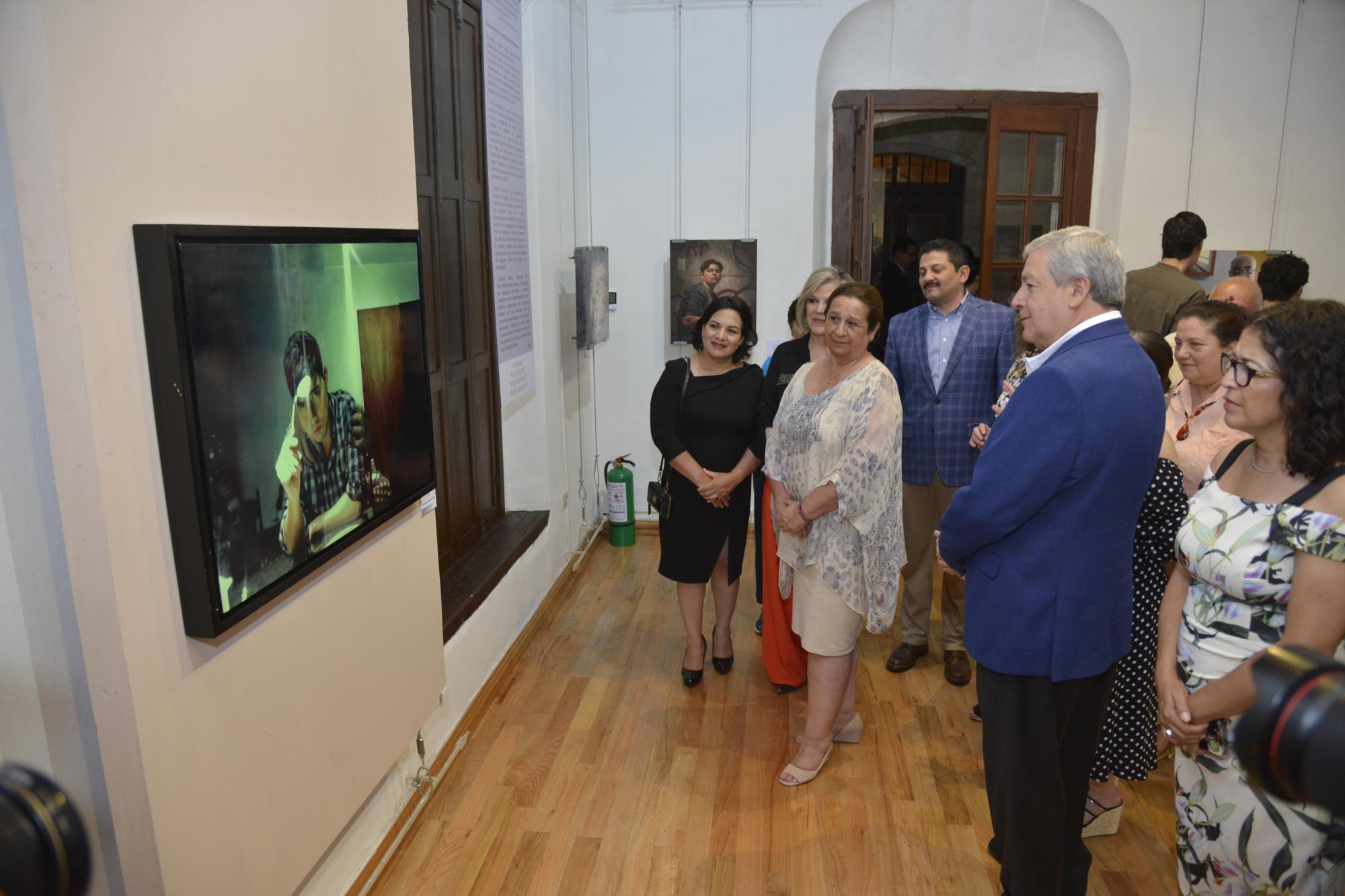 $!El artista recibió el premio de manos del alcalde de Saltillo, José María Fraustro.