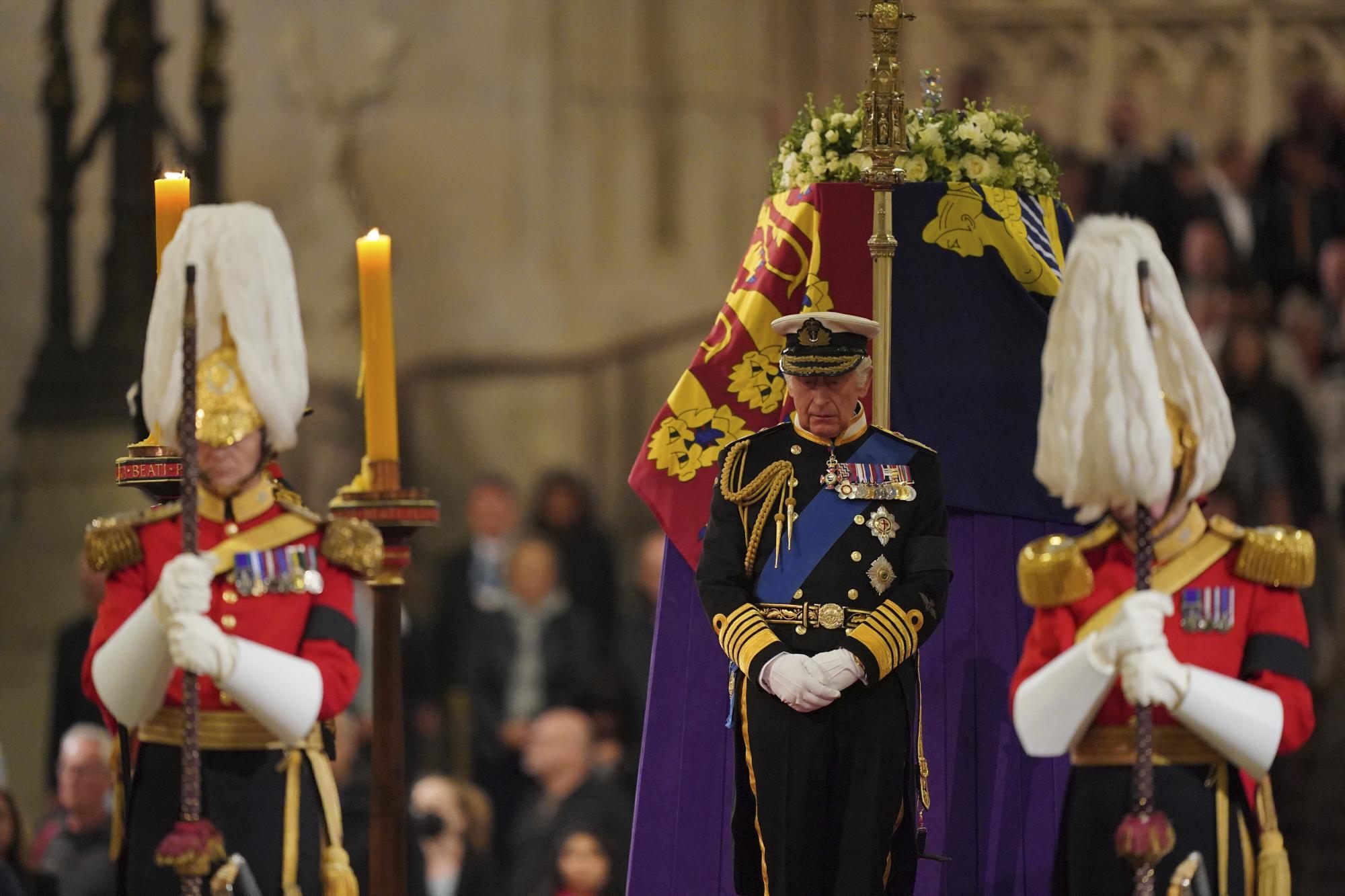 $!El rey Carlos III de Gran Bretaña montó guardia junto al féretro de la reina Isabel II instalado en Westminster Hall.
