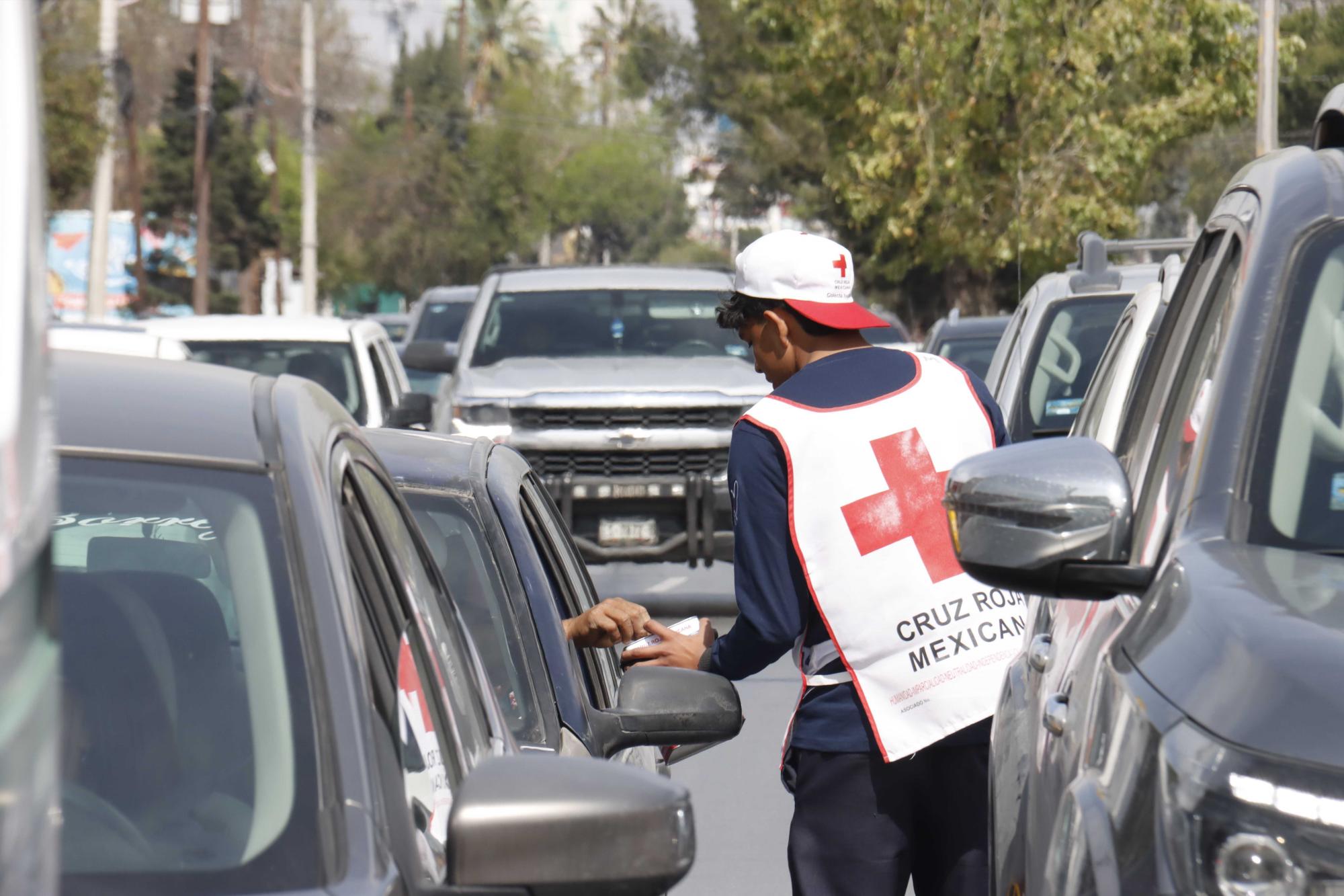 $!La participación ciudadana es vital para el éxito de la campaña de boteo de la Cruz Roja.