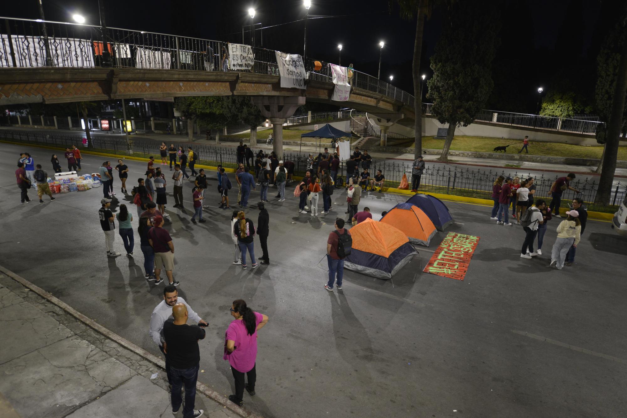 $!Un día después de los alumnos del Tec Saltillo iniciaron la protesta, los cables de las luminarias fueron cortados. Nadie vio nada, pero sospecharon que alguien externo al movimiento se infiltró y cortó la energía para intentar disuadirlos. Sin embargo, los ingenieros lograron conecta la luz de nuevo.