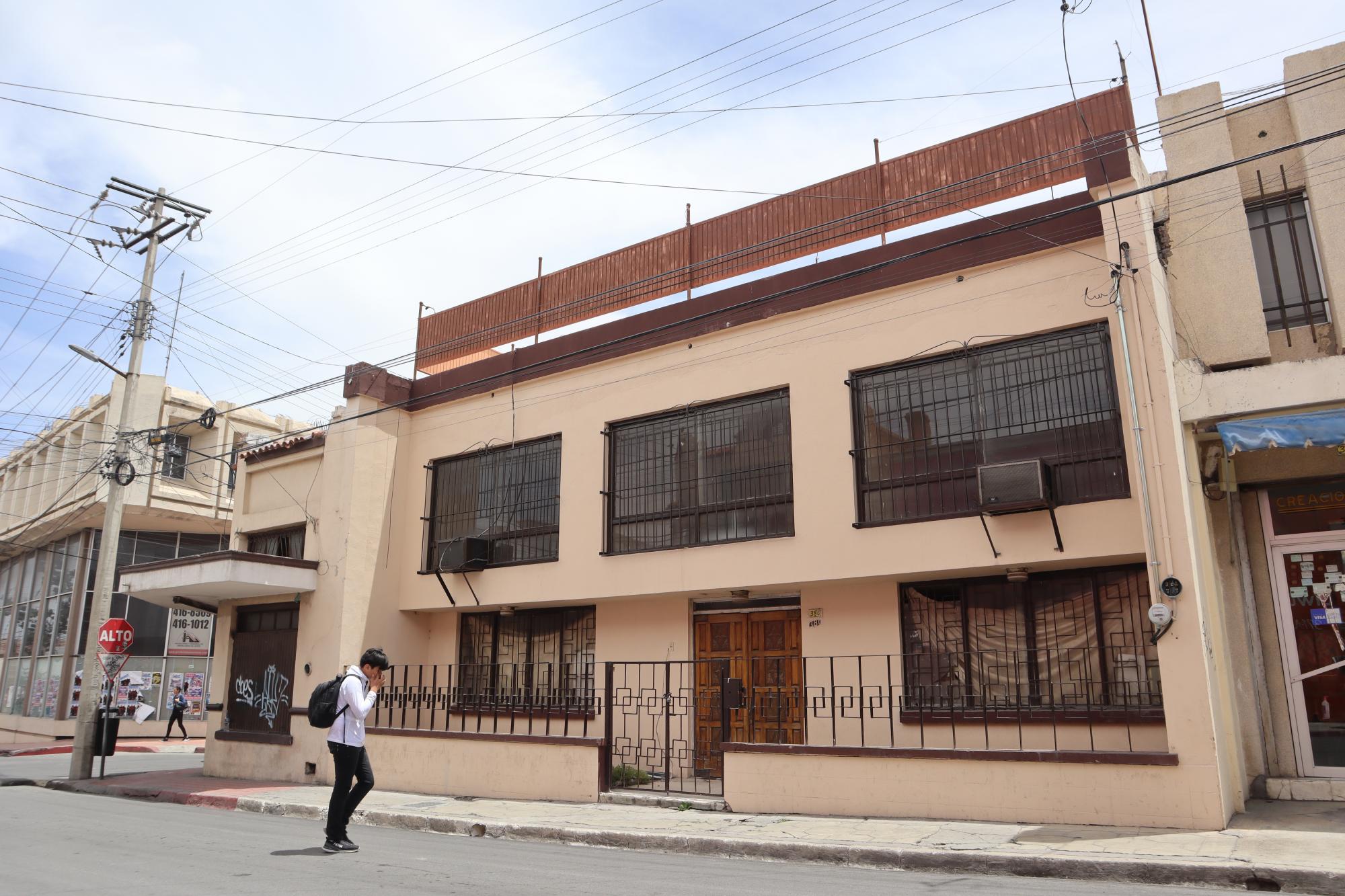 $!En el mismo cruce pero en la acera de enfrente, se mantiene un edificio de ventanales grandes que hasta 2011 permaneció como sede de oficinas del gobierno estatal.