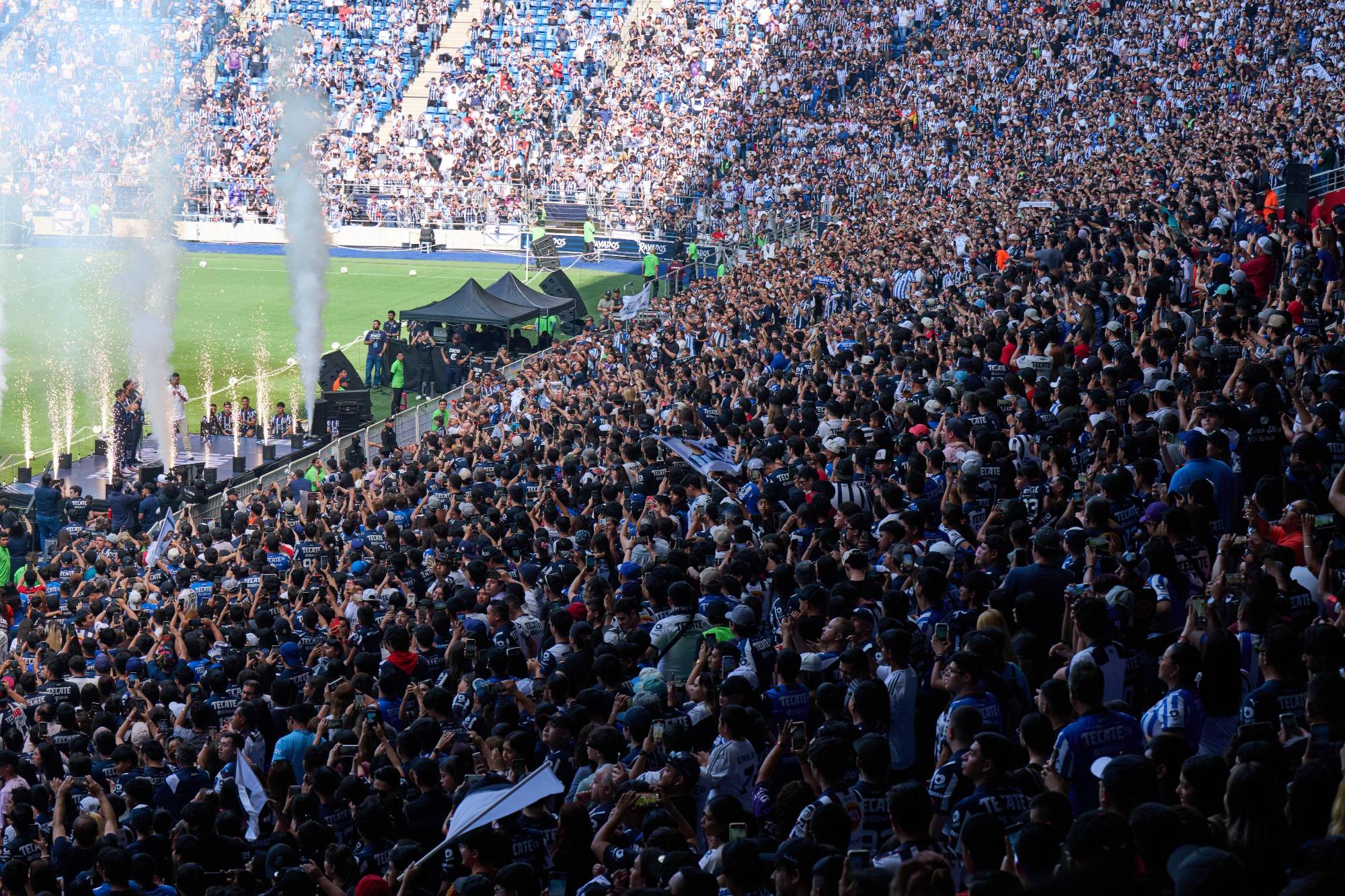 $!Desde temprano, miles de seguidores se dieron cita en el estadio, portando la camiseta con el número 93 en honor a su nuevo ídolo.