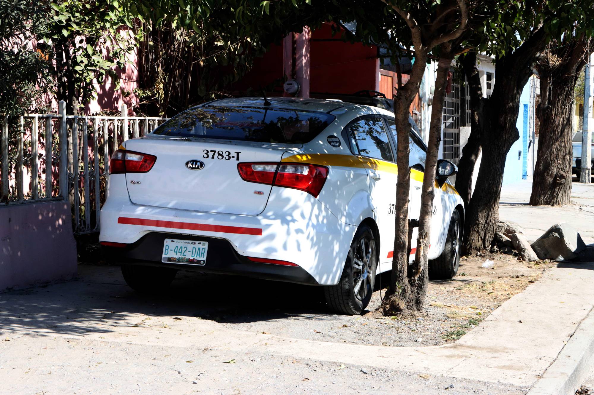 $!Taxistas también violan el reglamento de tránsito.