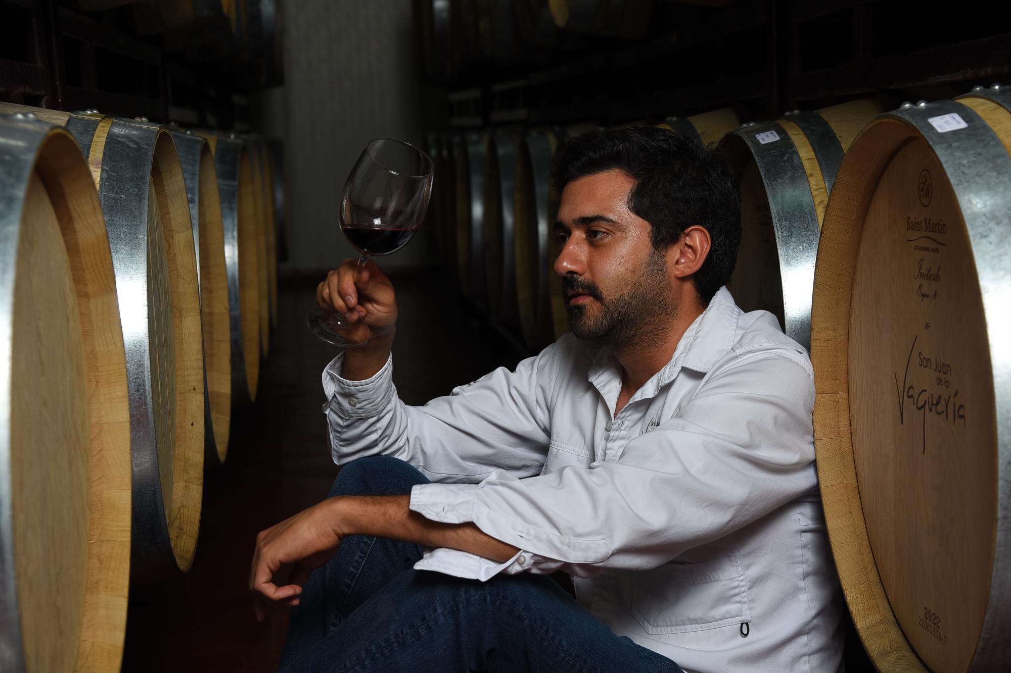 $!Antes del embotellado, Gerardo analiza el vino y hace las mezclas de Cabernet Sauvignon y Merlot.