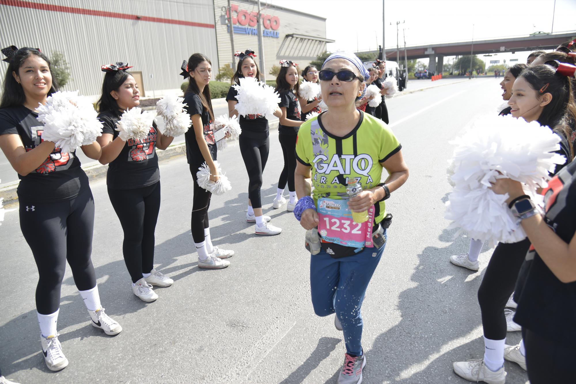 $!Las familias y amigos se reunieron en las calles de Saltillo para apoyar a los maratonistas durante todo el trayecto.