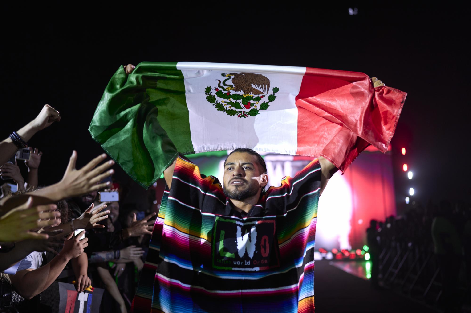 $!Si alguien estuvo orgulloso de portar la bandera de México, en la Arena, fue Santos Escobar.