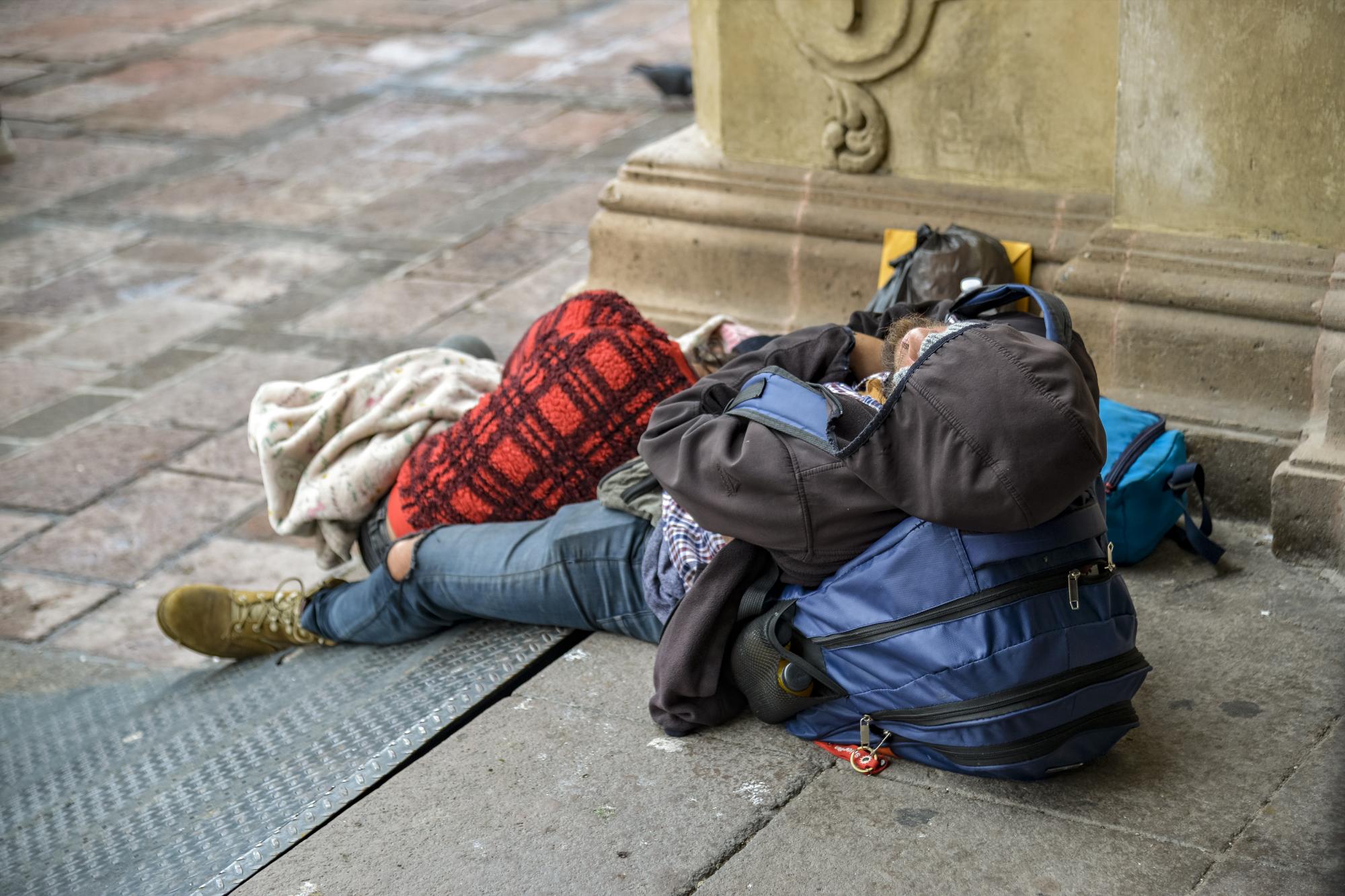 $!Las personas sin hogar duermen afuera de templos o en cualquier rincón.