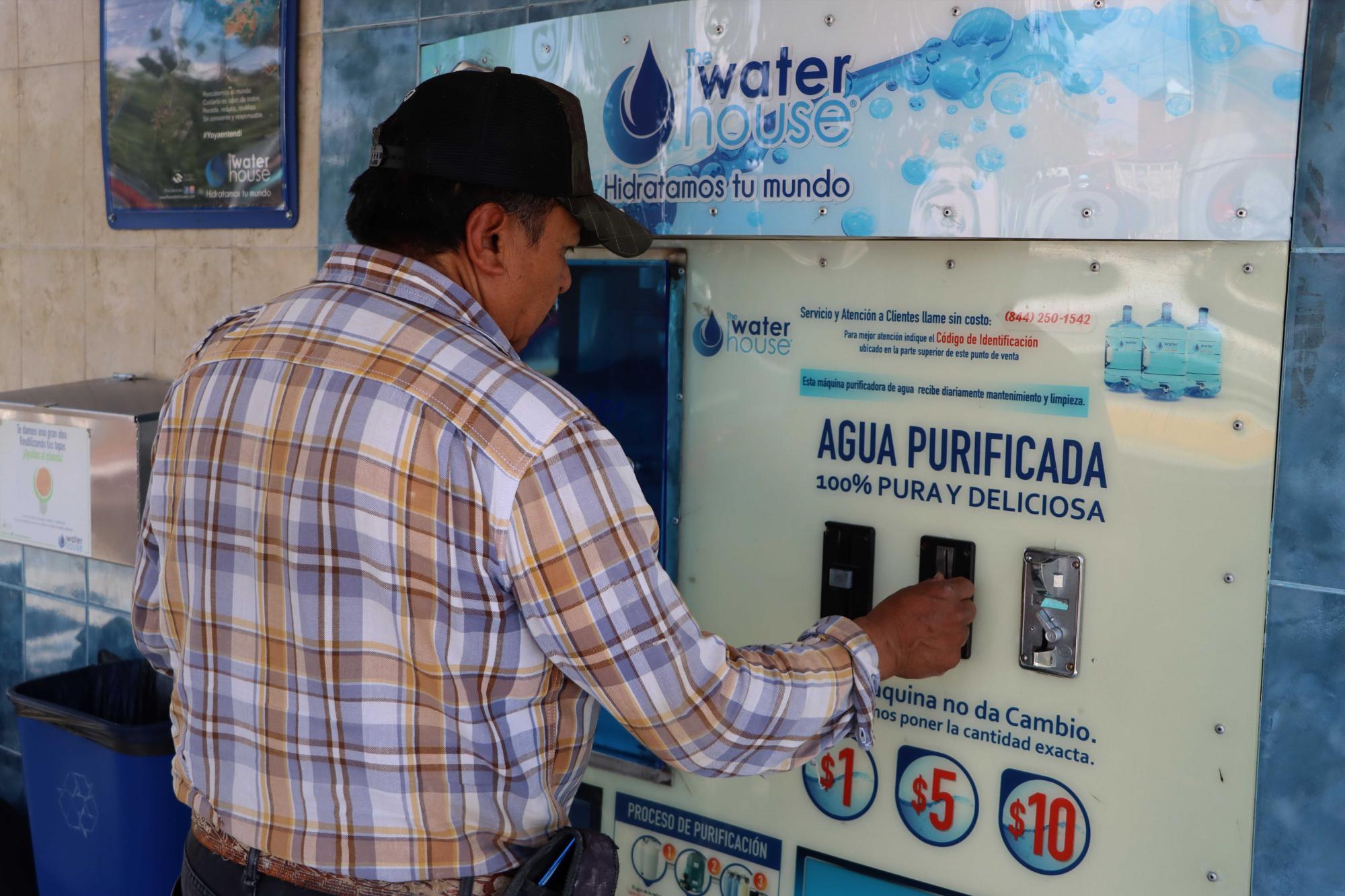 $!Un cliente compra un garrafón de agua en una máquina expendedora, donde el costo promedio es de 15 pesos por 20 litros.