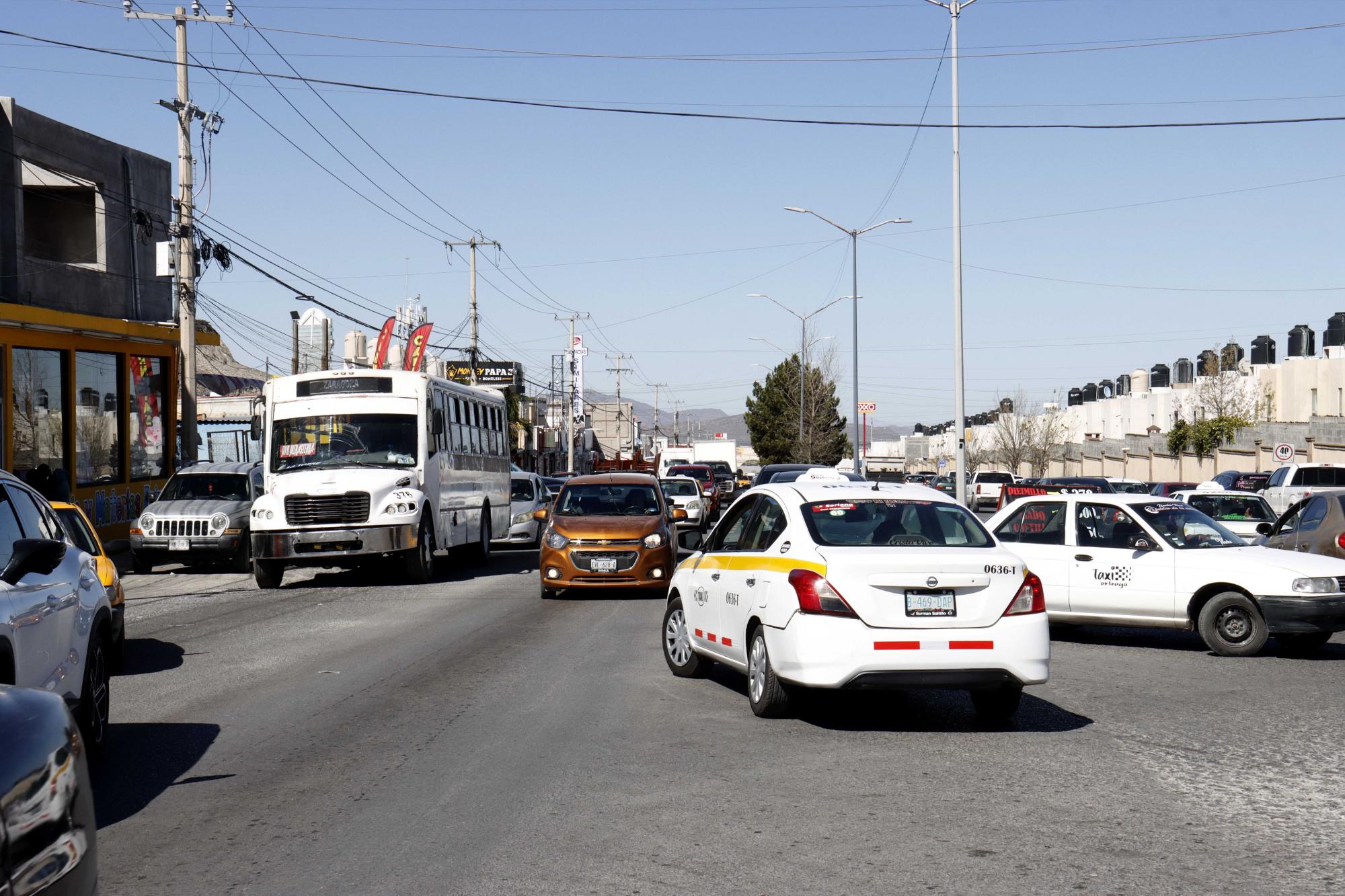 $!Caos vehicular en Ciudad Mirasierra: falta de señalización complica el tráfico.