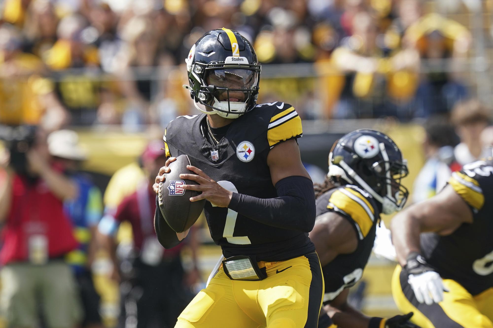 $!Justin Fields destaca como opción QB en Fantasy por su capacidad de correr y lanzar con los Steelers.