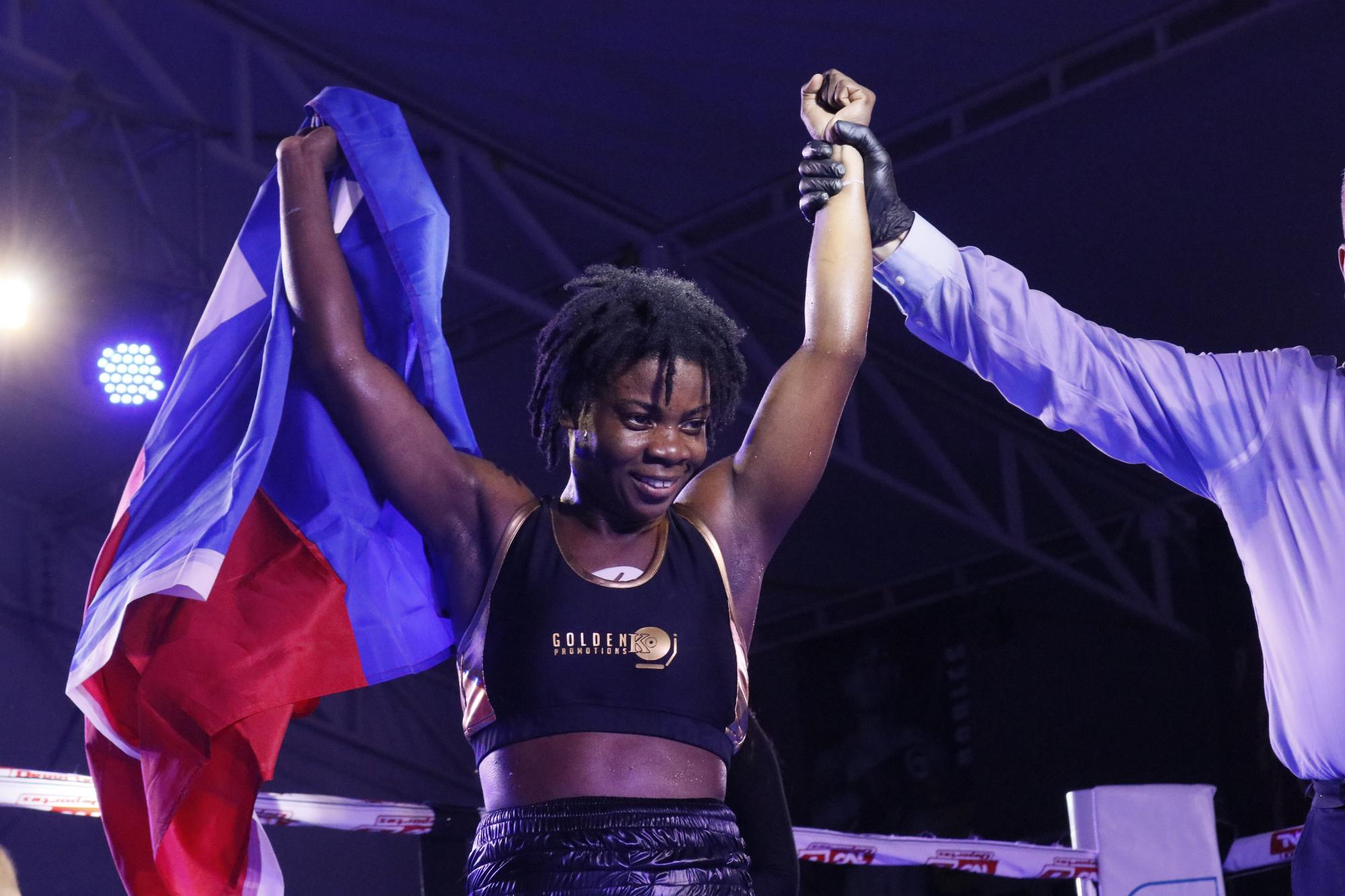 $!La pugilista haitiana hizo su debut con una victoria por decisión unánime.