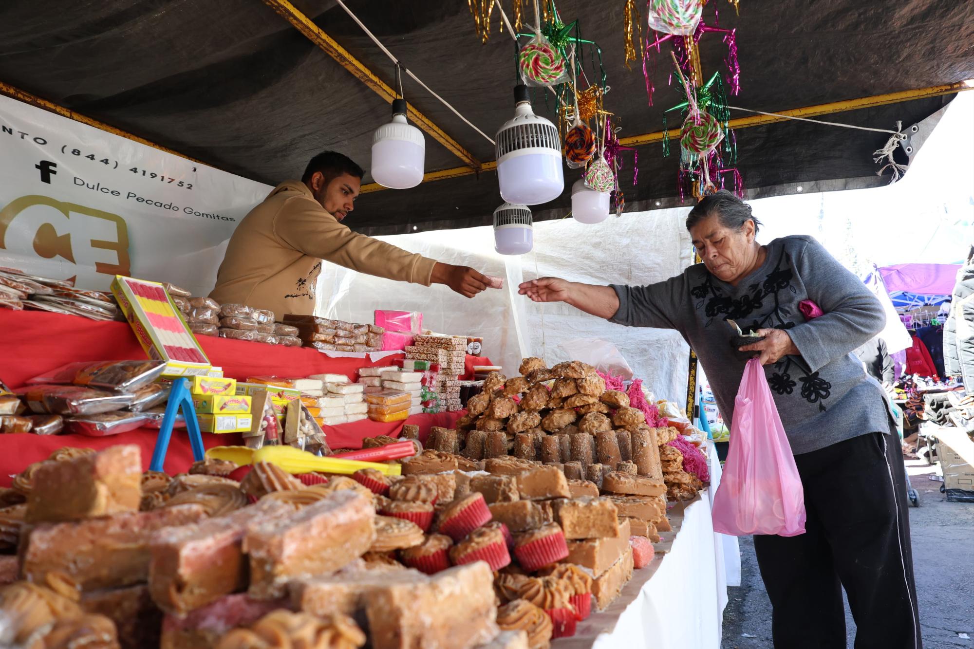 $!Familias enteras llenaron las calles de Saltillo, haciendo compras o cumpliendo mandas en honor a la Virgen Morena.