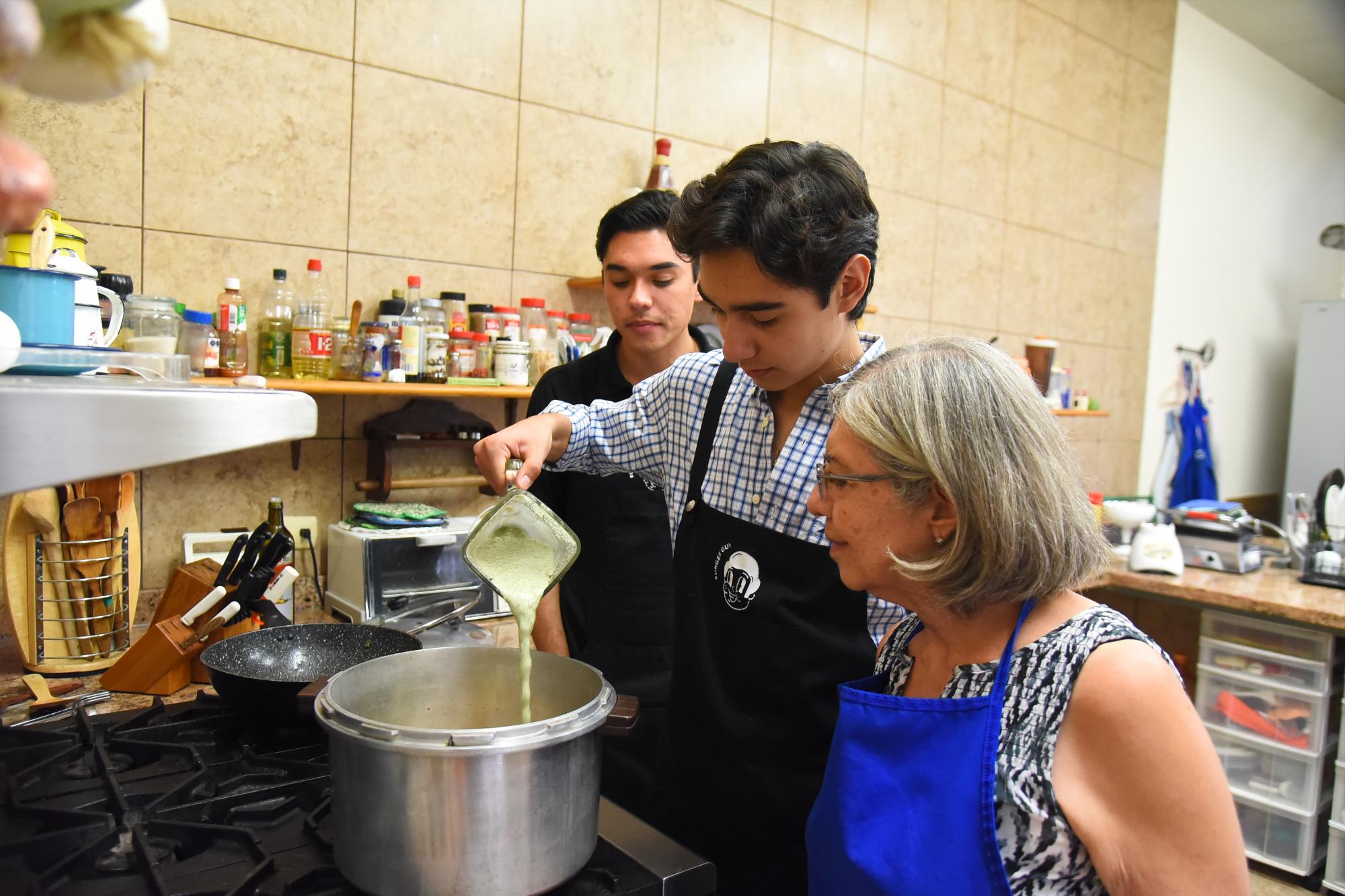 $!Patricia comparte su amor por la cocina con sus nietos.