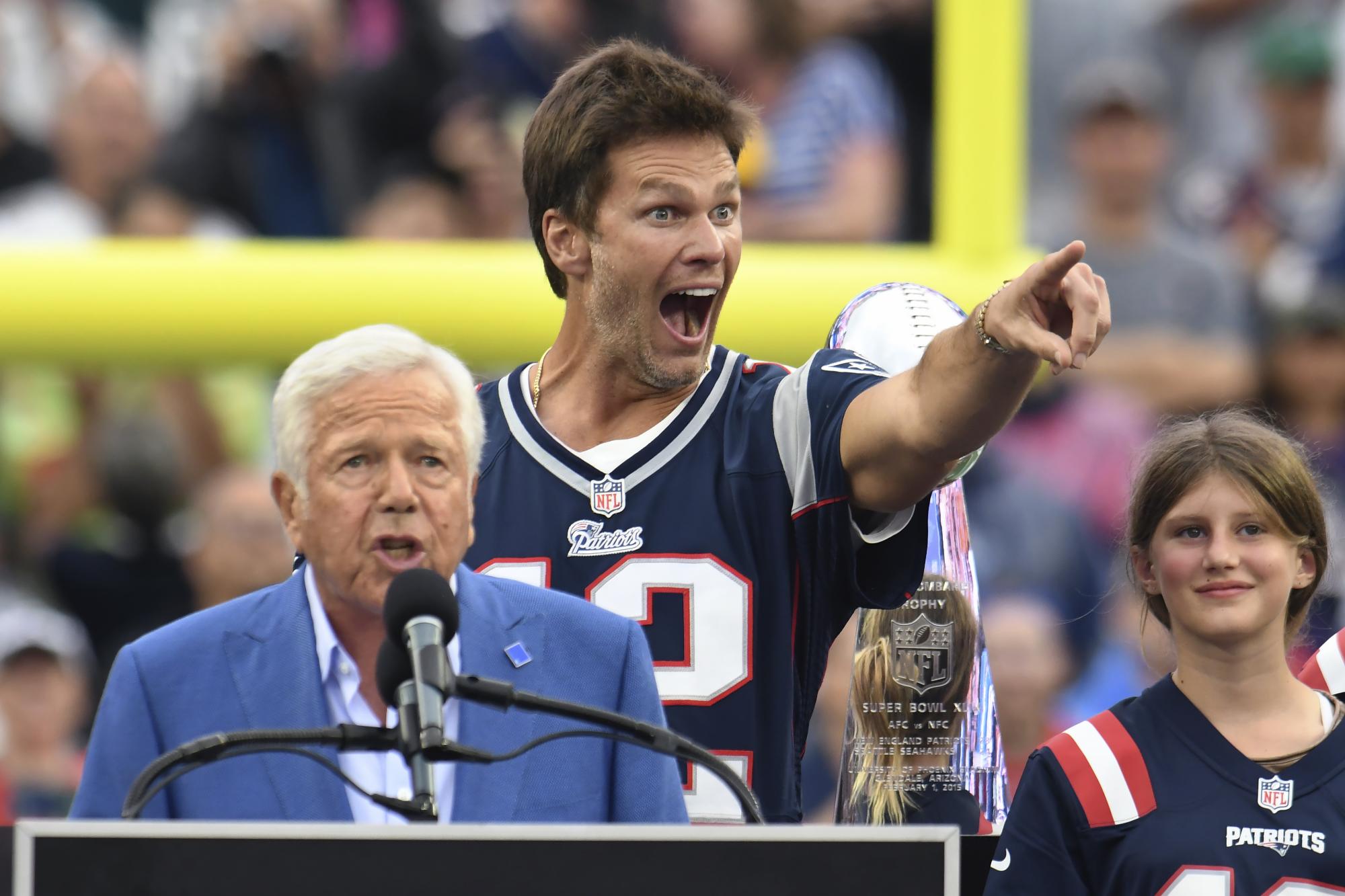 $!Tom Brady, atrás, quien fuera quarterback de los Patriots de Nueva Inglaterra, celebró frente a su gente el homenaje que la institución preparó para él.
