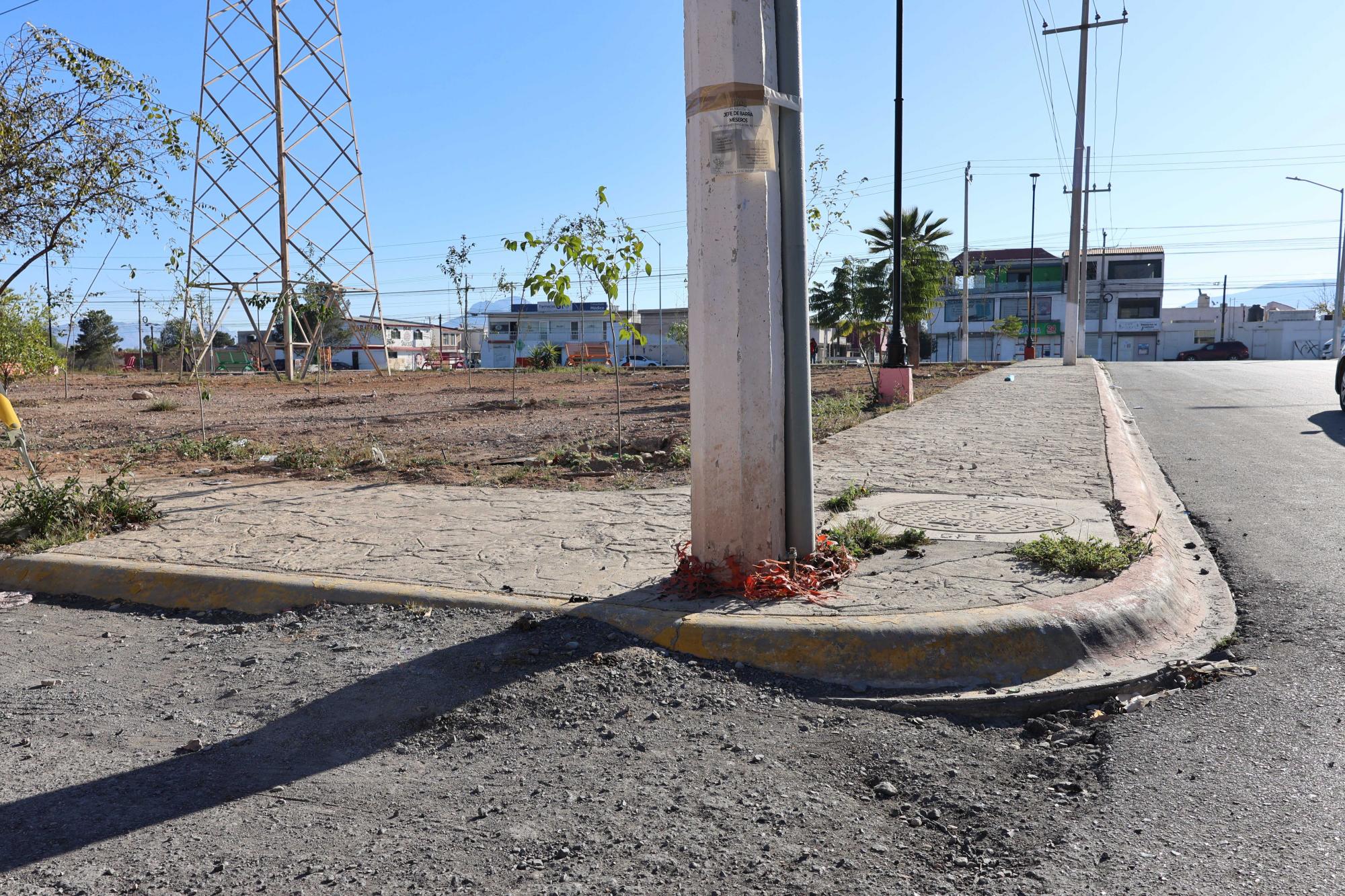 $!La falta de banquetas y rampas evidencia los retos de movilidad para personas con discapacidad, a pesar de los esfuerzos recientes por mejorar la infraestructura.