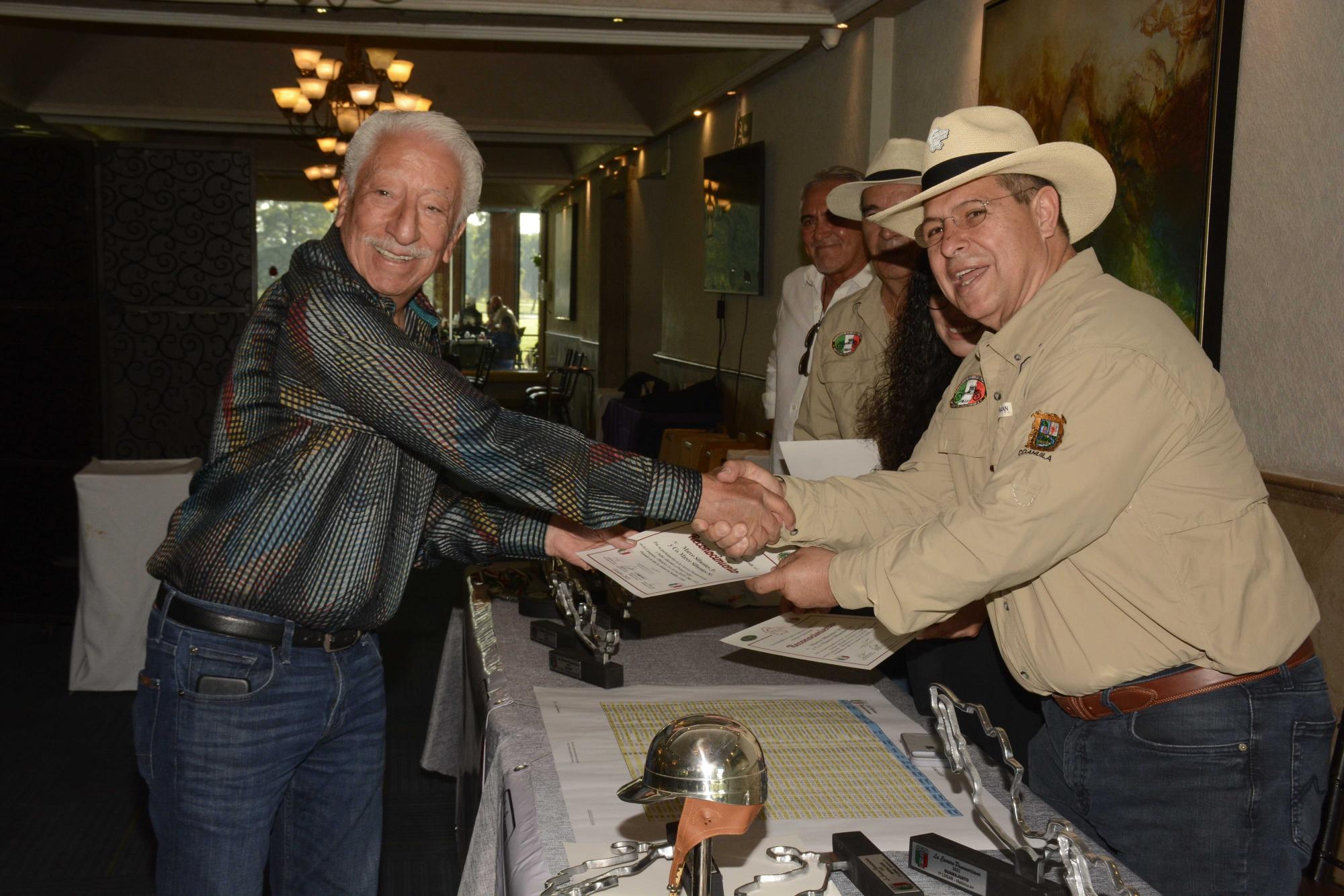 $!Marco Sifuentes recibe el reconocimiento de manos de Héctor Horacio Dávila presidente de la Asociación.