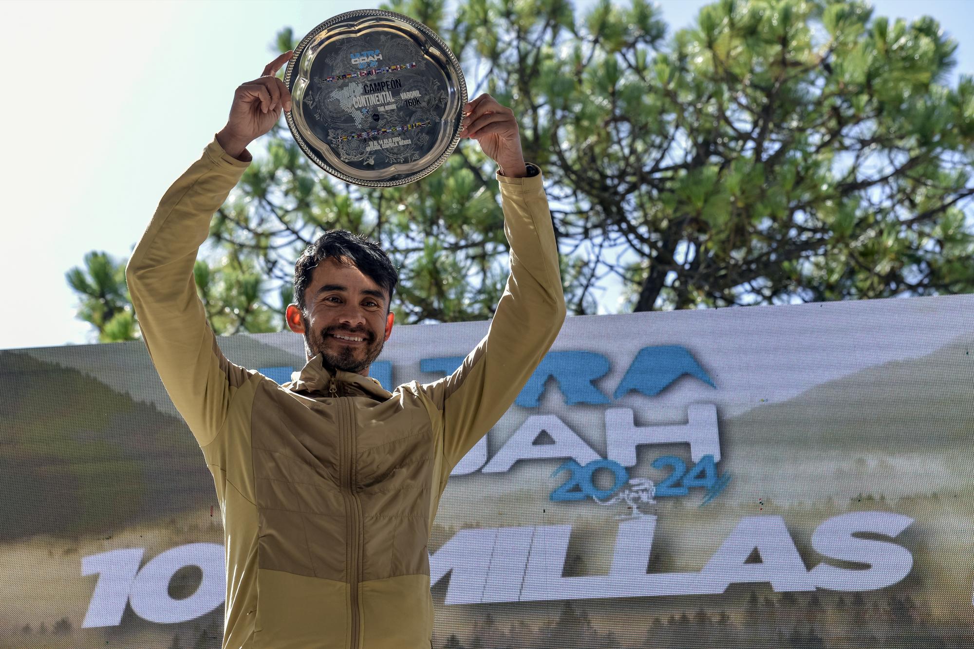 $!Luis Urbina, ganador del primero lugar en los 160K, celebra su triunfo con orgullo y satisfacción.