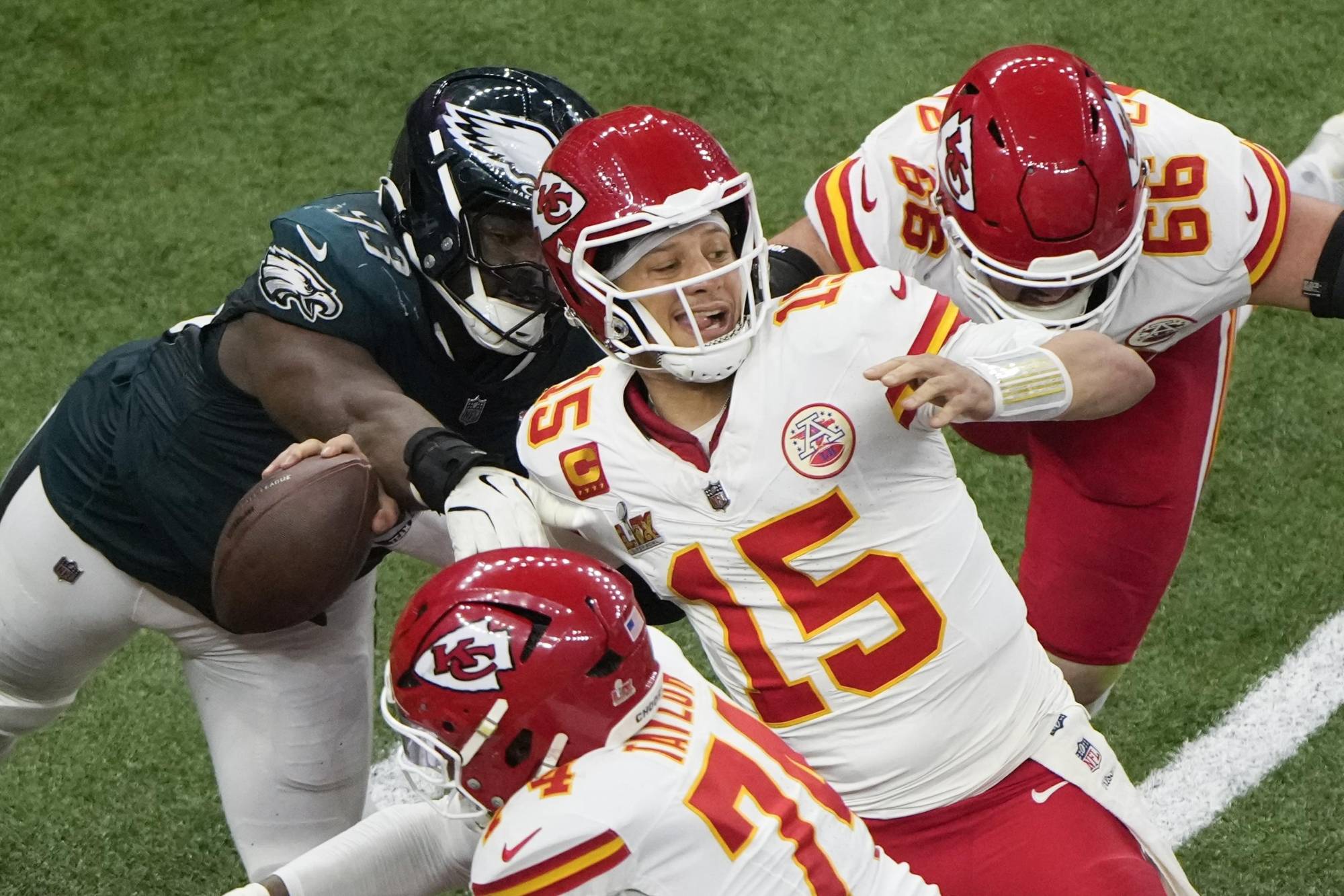 $!Patrick Mahomes no pudo hacer nada para evitar a la defensiva de los Eagles.