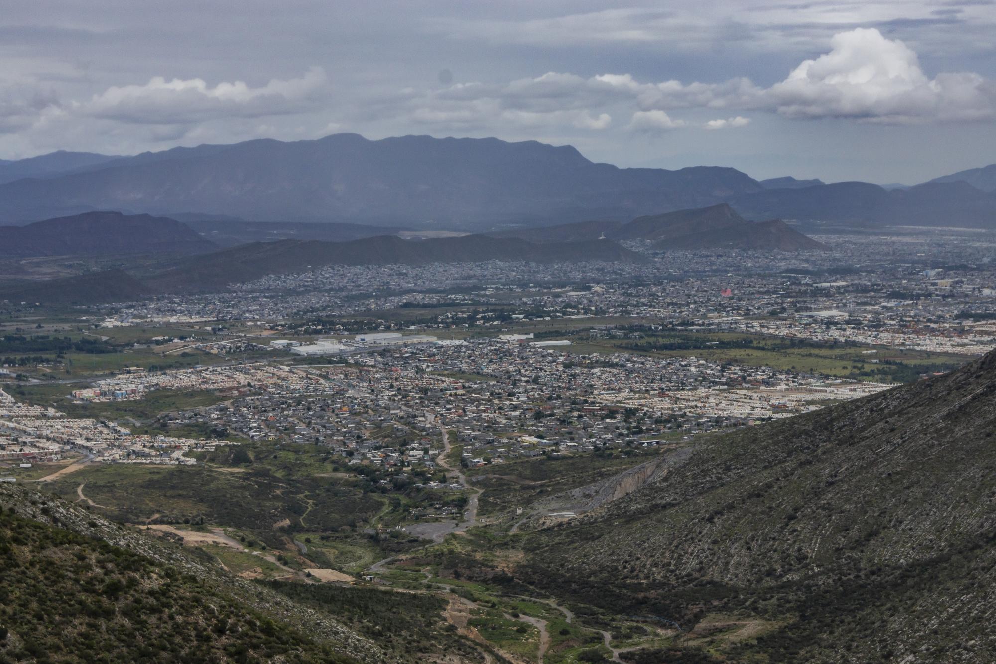 $!Desde el mirador se puede apreciar la sierra y al fondo la parte sur de la capital de Coahuila.