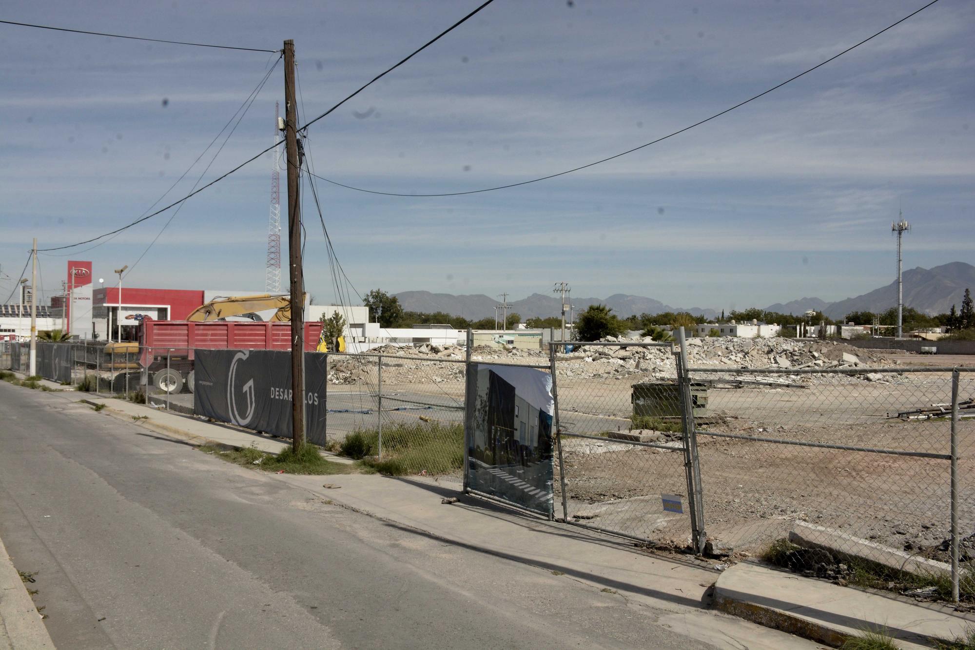 $!Saltillo: construyen centro industrial en zona residencial; vecinos advierten riesgos
