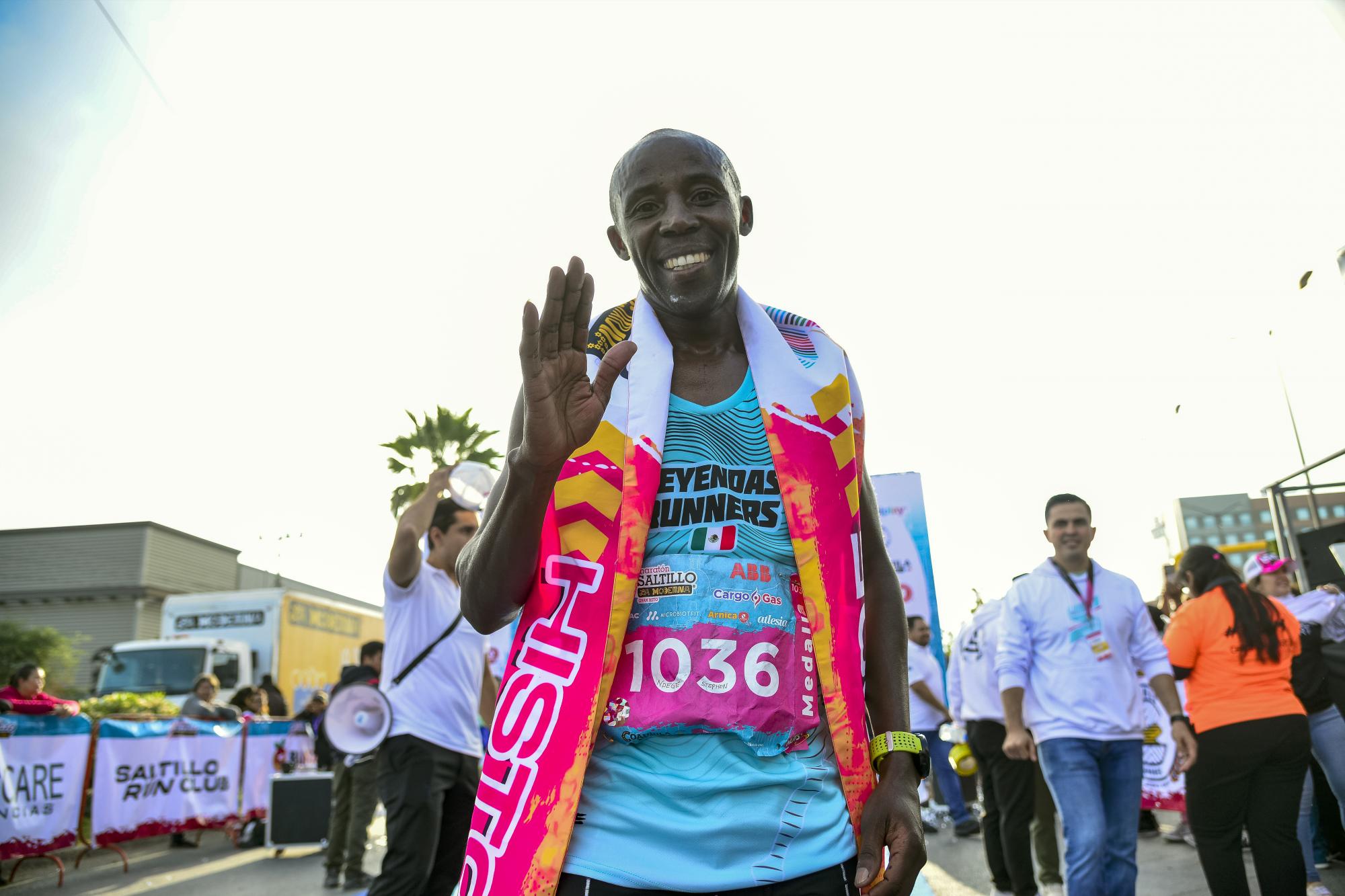 $!Stephen Ndege cruza la meta y se corona como tricampeón del Maratón Saltillo con un tiempo impresionante de 2:24:25.