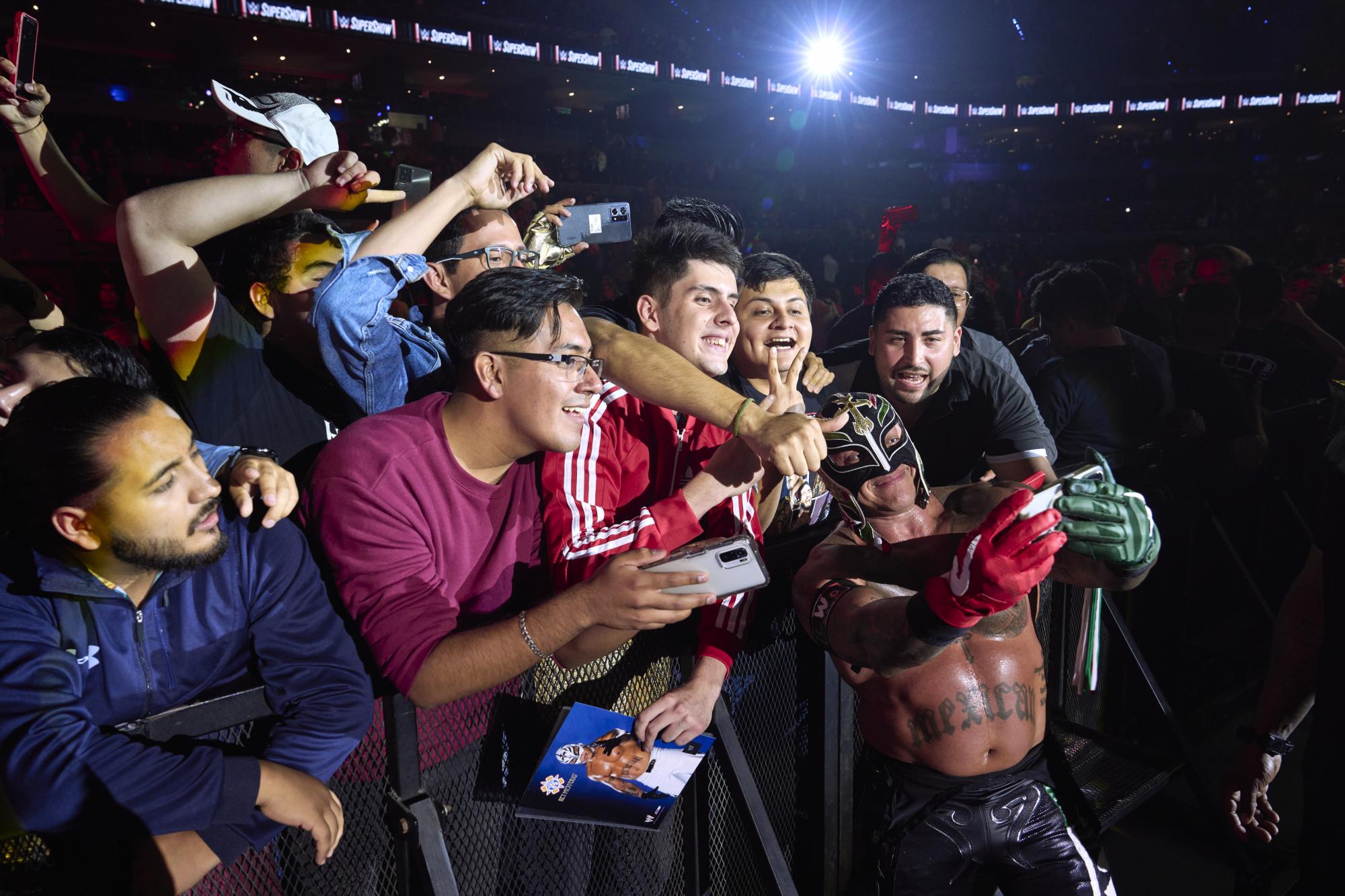 $!Rey Mysterio no perdió la oportunidad de tomarse foto con sus fans.