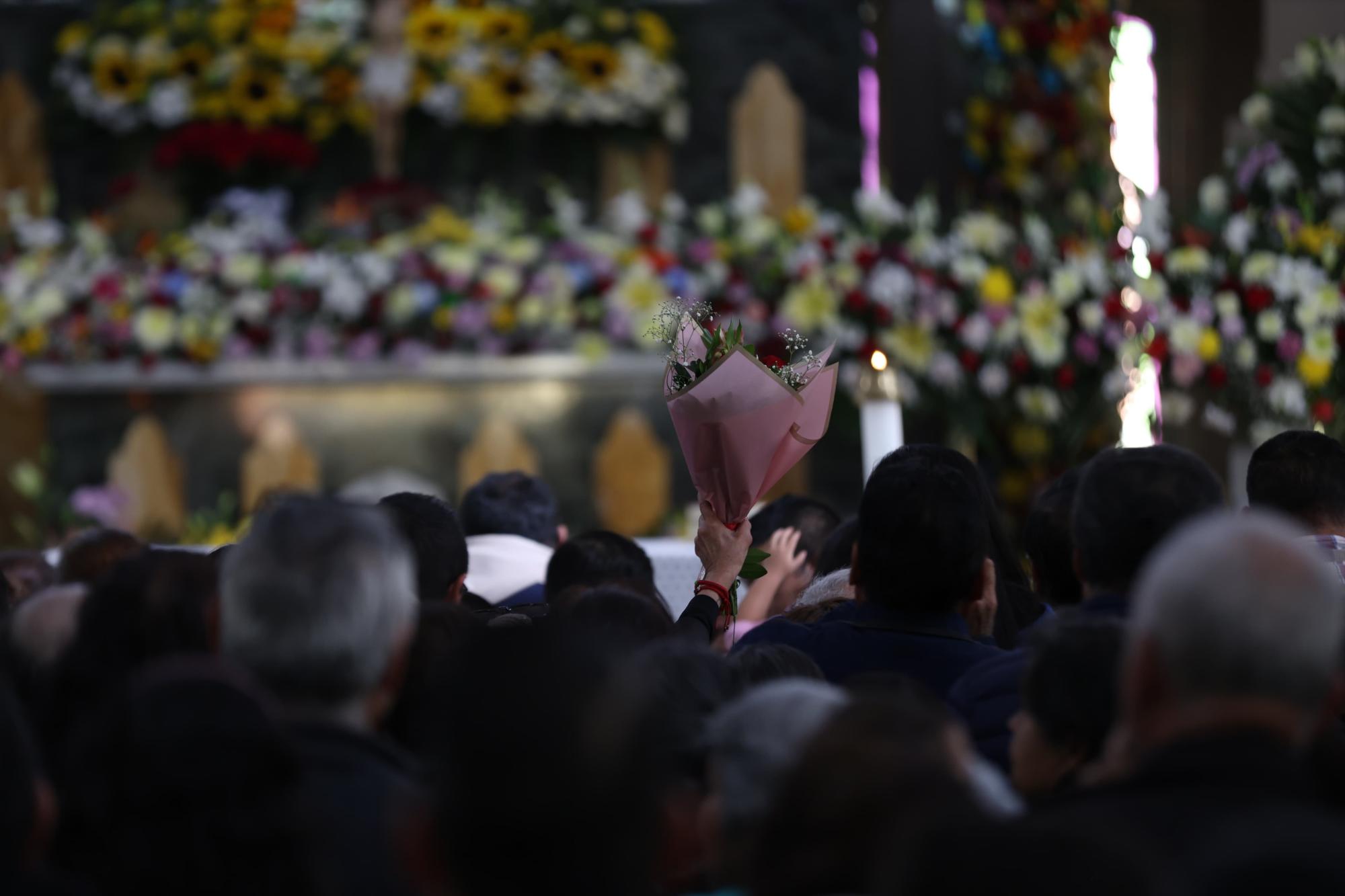 $!Peregrinos caminan en el Santuario de Guadalupe en Saltillo, cargando flores e imágenes como ofrenda para la Virgen Morena.