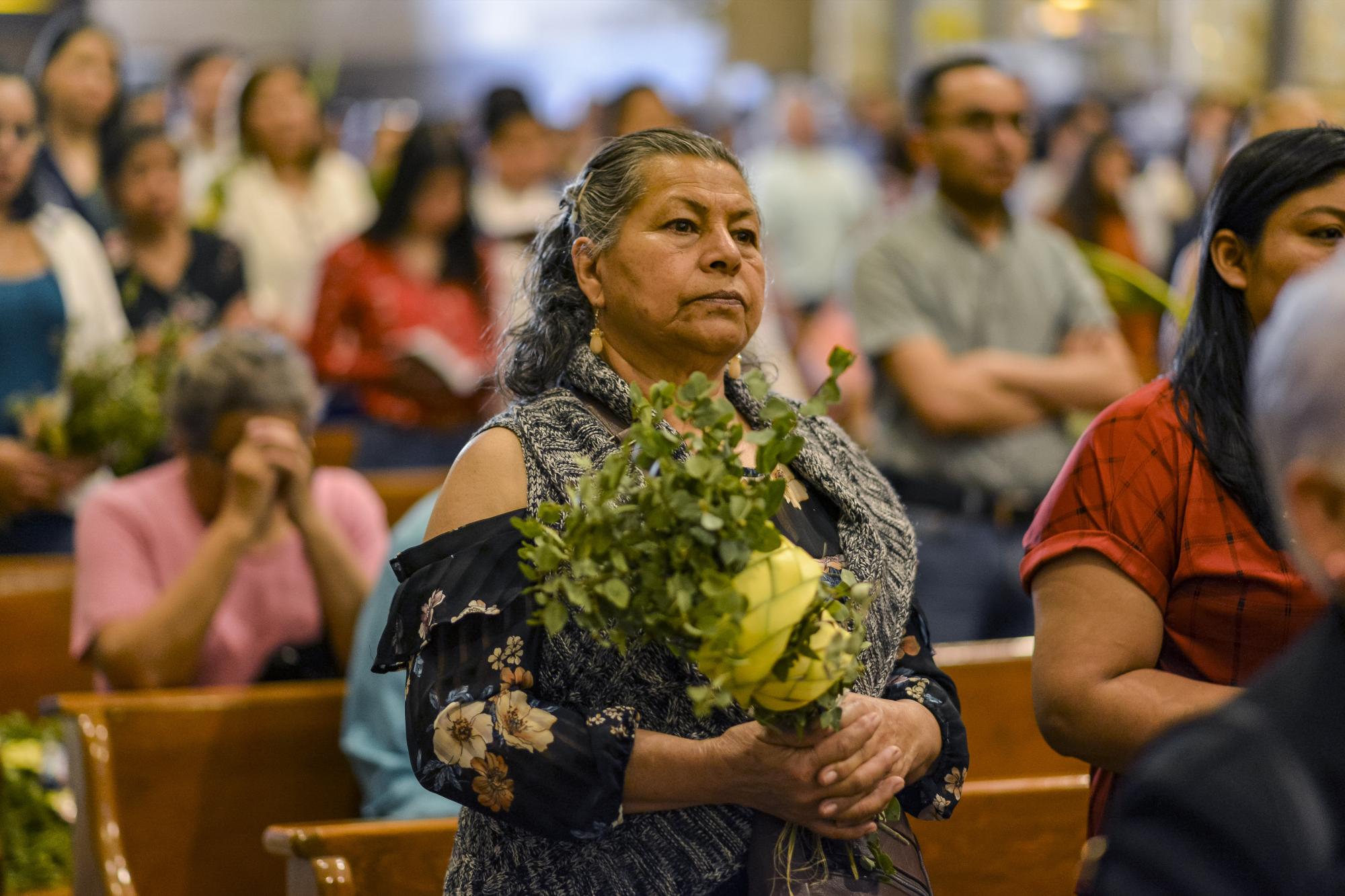 $!Familias acuden a la Catedral de Santiago para celebrar el inicio de la Semana Santa con la bendición de ramos.