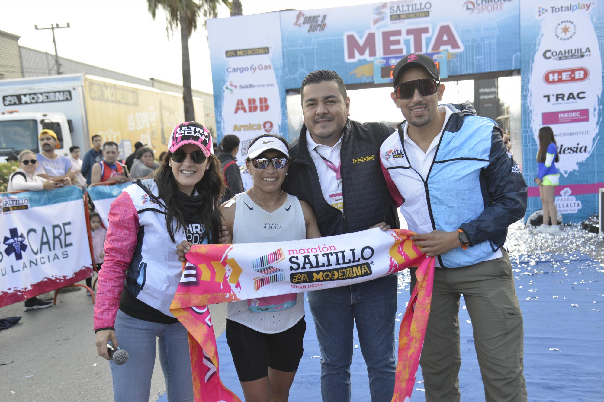 $!Margarita Hernández celebra su victoria en la rama femenil tras un exigente recorrido de 42 kilómetros.