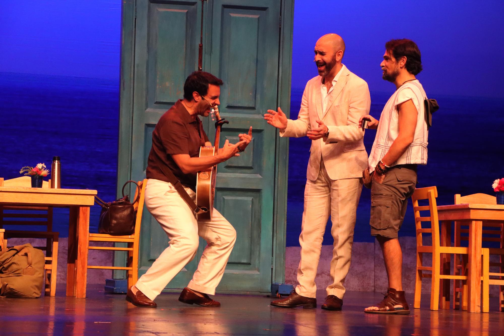 $!Talentos saltillenses Jorge Garza y Diego Meléndez brillan en el musical Mamma Mia