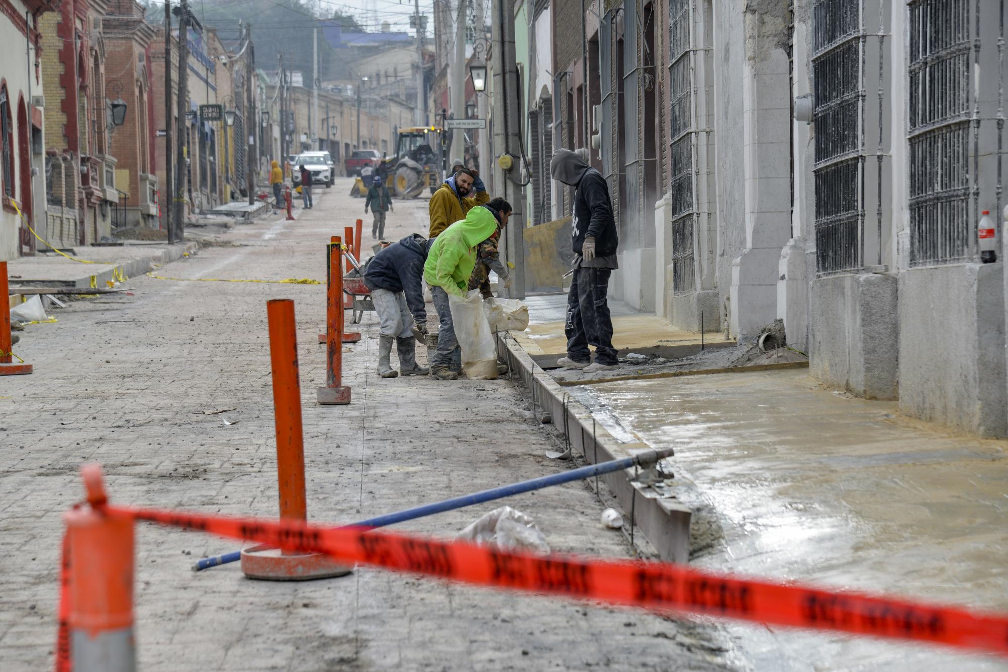 $!Vecinos afirman haber escuchado decir que la altura de las banquetas obedece a que ya no se permitirá que se estacionen vehículos en esa arteria.