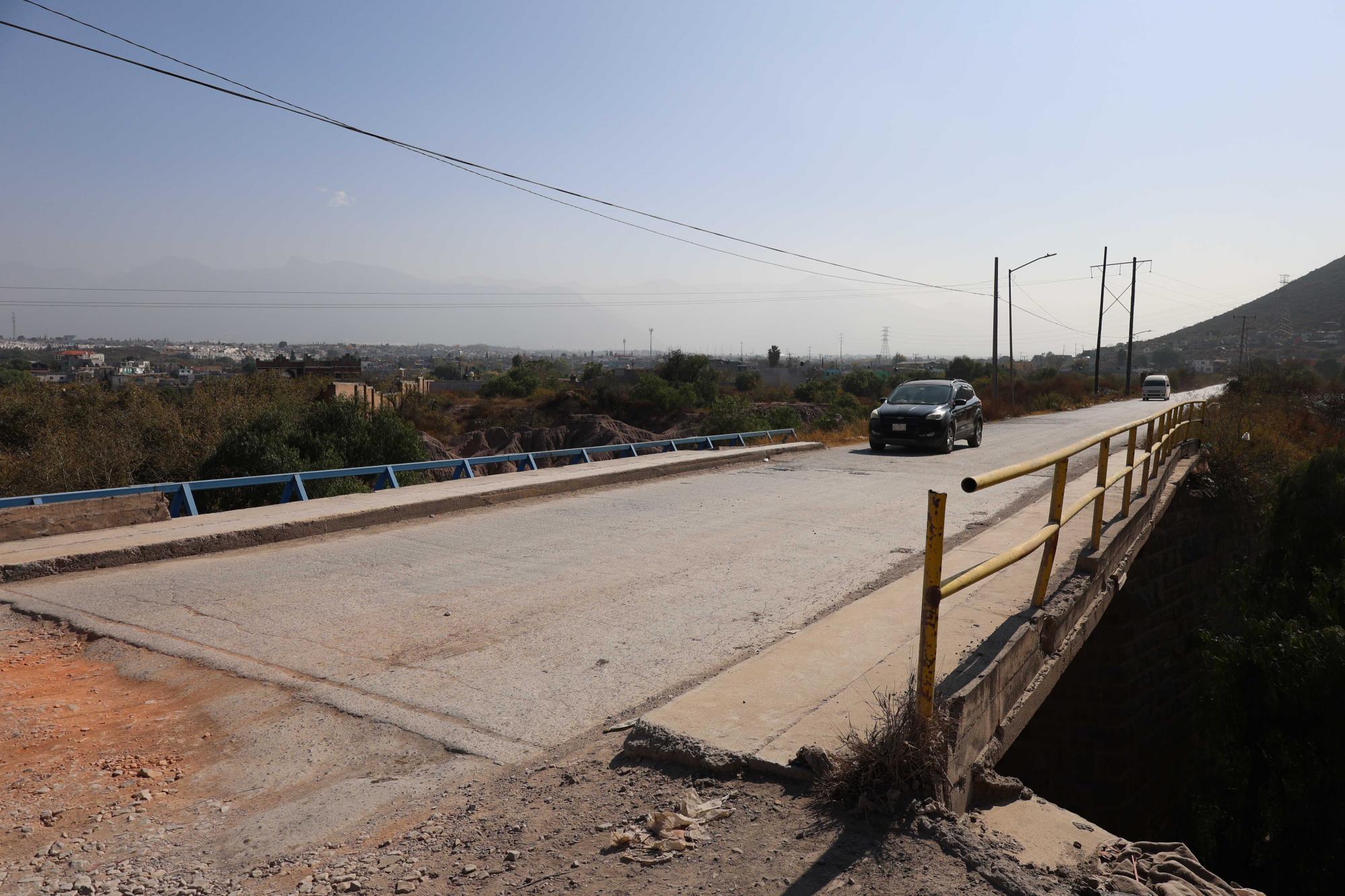 $!El puente sobre un arroyo es la conexión de la colonia con la “ciudad”.