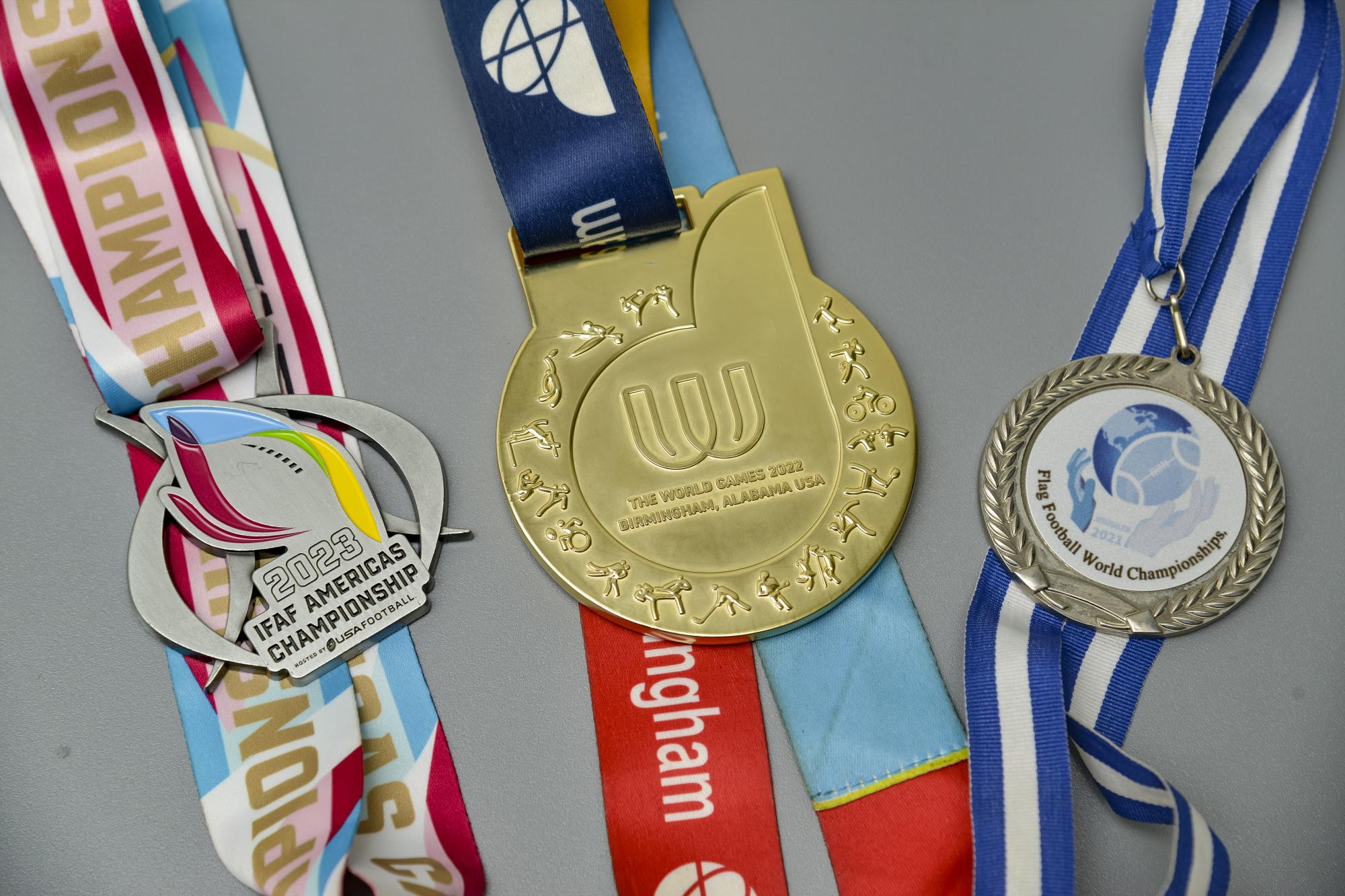 $!Estas son algunas de las medallas más importantes de Pamela Reyes. En medio el oro del campeonato 2022 en Alabama, a la izquierda plata 2023, y a la derecha plata 2021.