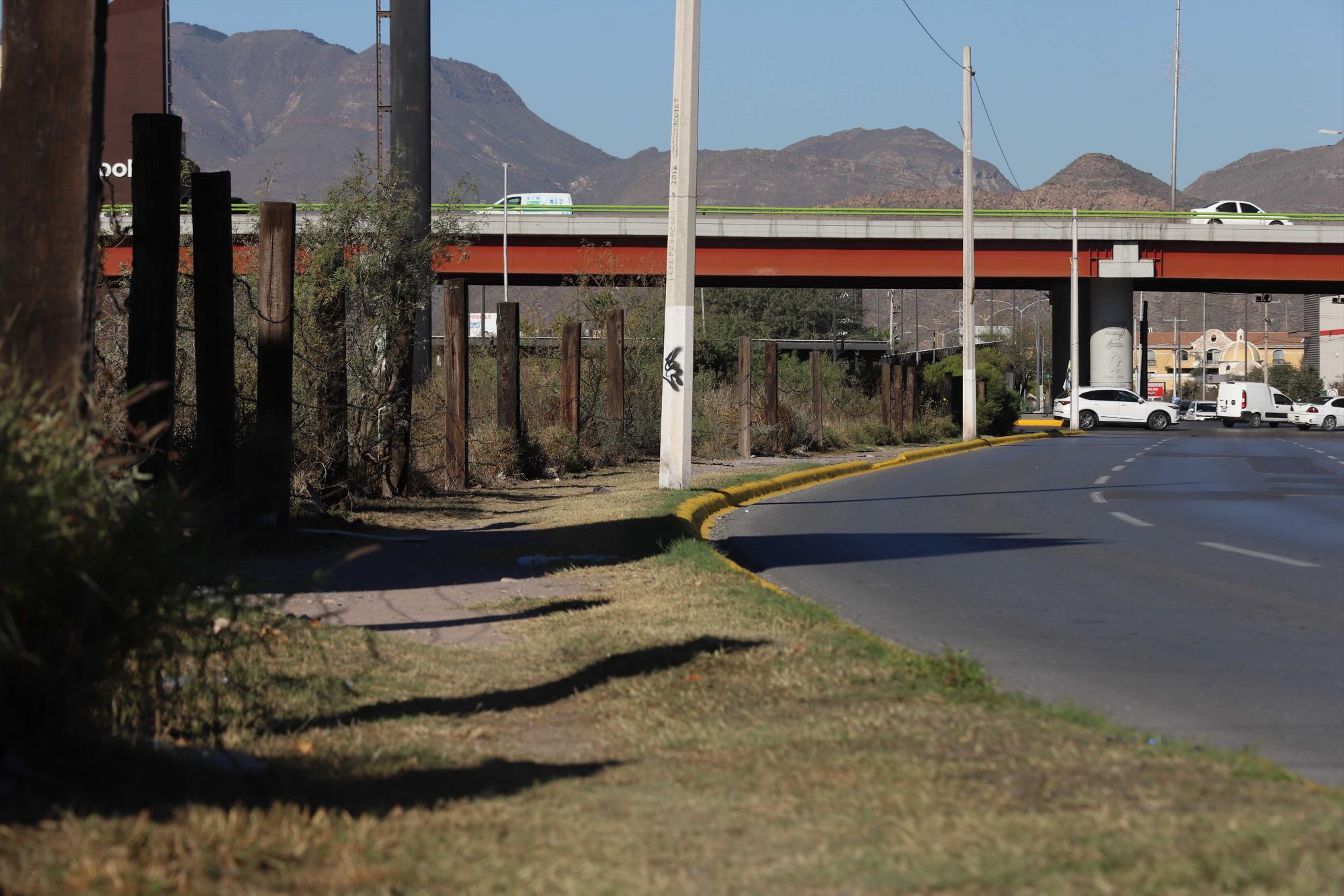 $!El bulevar Luis Donaldo Colosio, una de las vialidades más transitadas, carece de banquetas en algunos tramos, lo que agrava las dificultades para peatones con movilidad limitada.