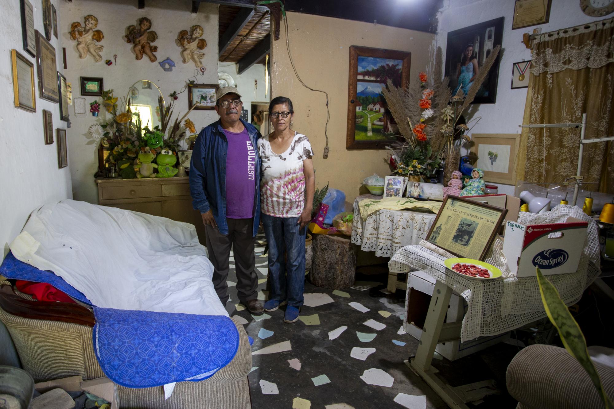 $!En la imagen vemos a Francisco con su esposa Guadalupe en el interior de su casa.