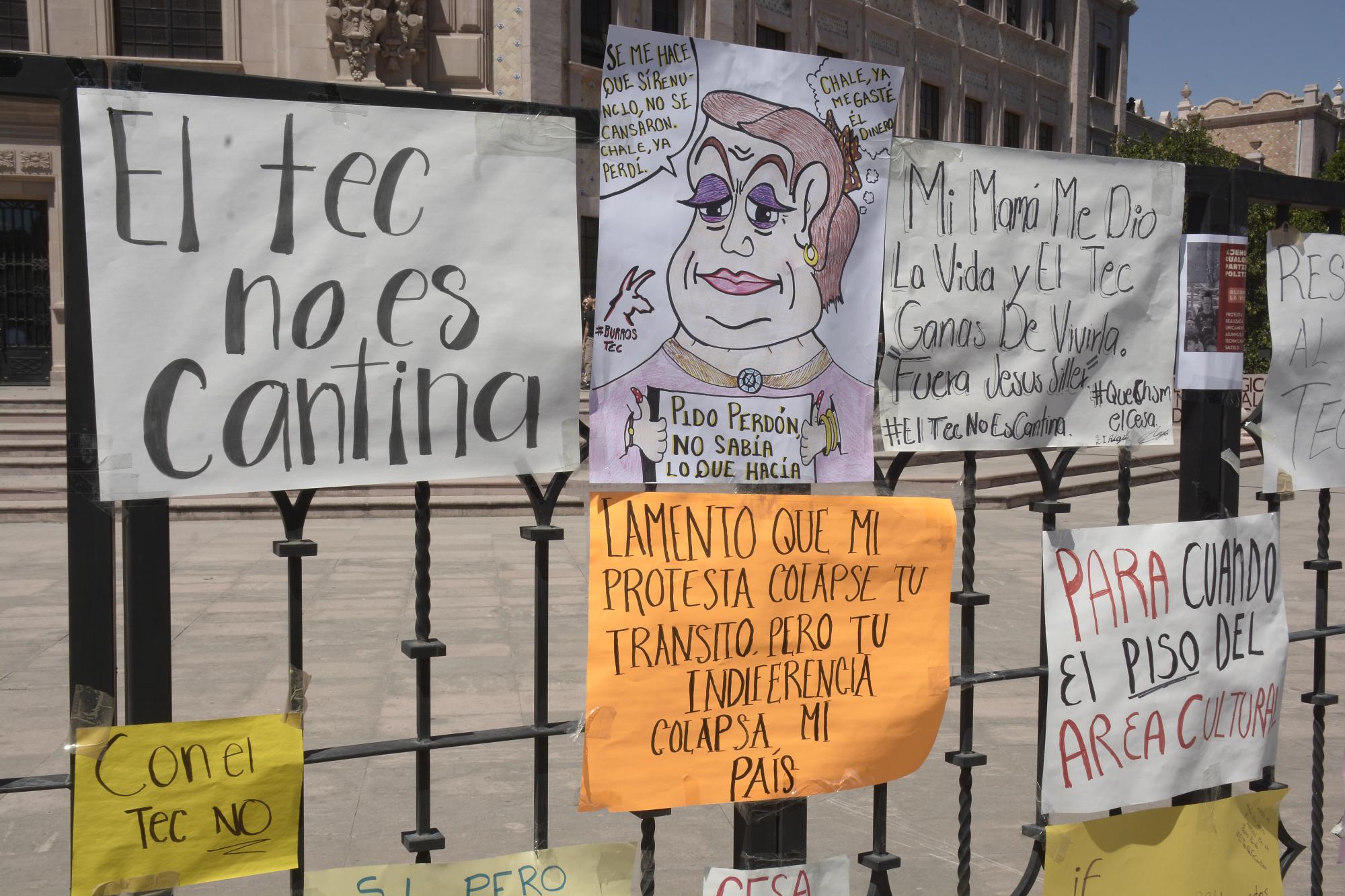 $!Estas fueron algunas de las pancartas y caricaturas que los Burros Pardos utilizaron durante la manifestación. No faltó el humor y la sátira.