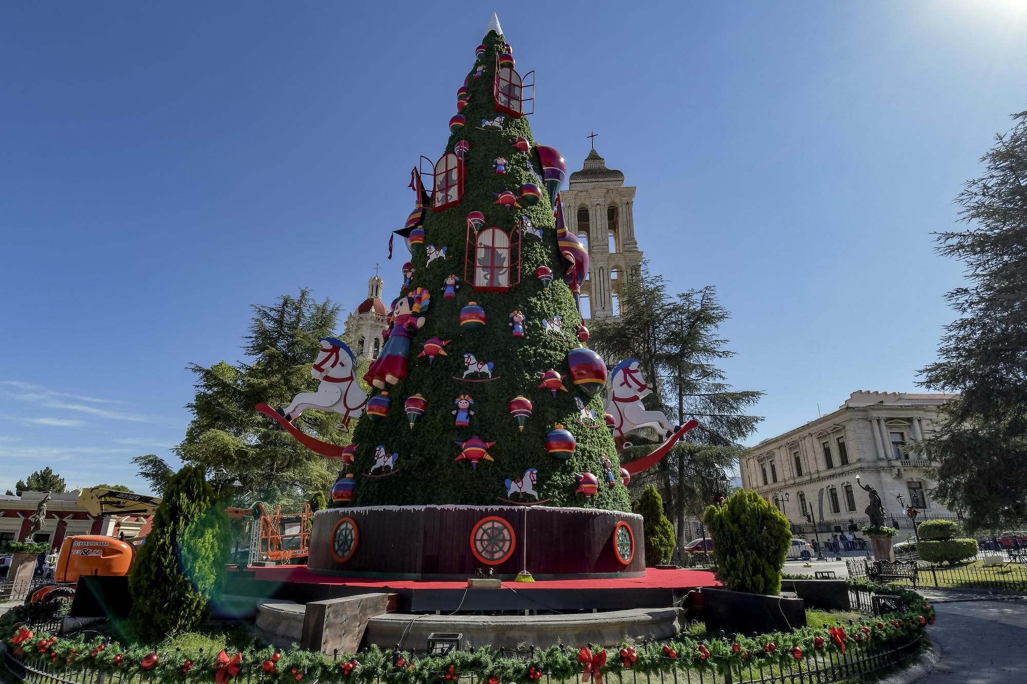 $!El encendido del pino navideño será simultáneo en ocho municipios de Coahuila.