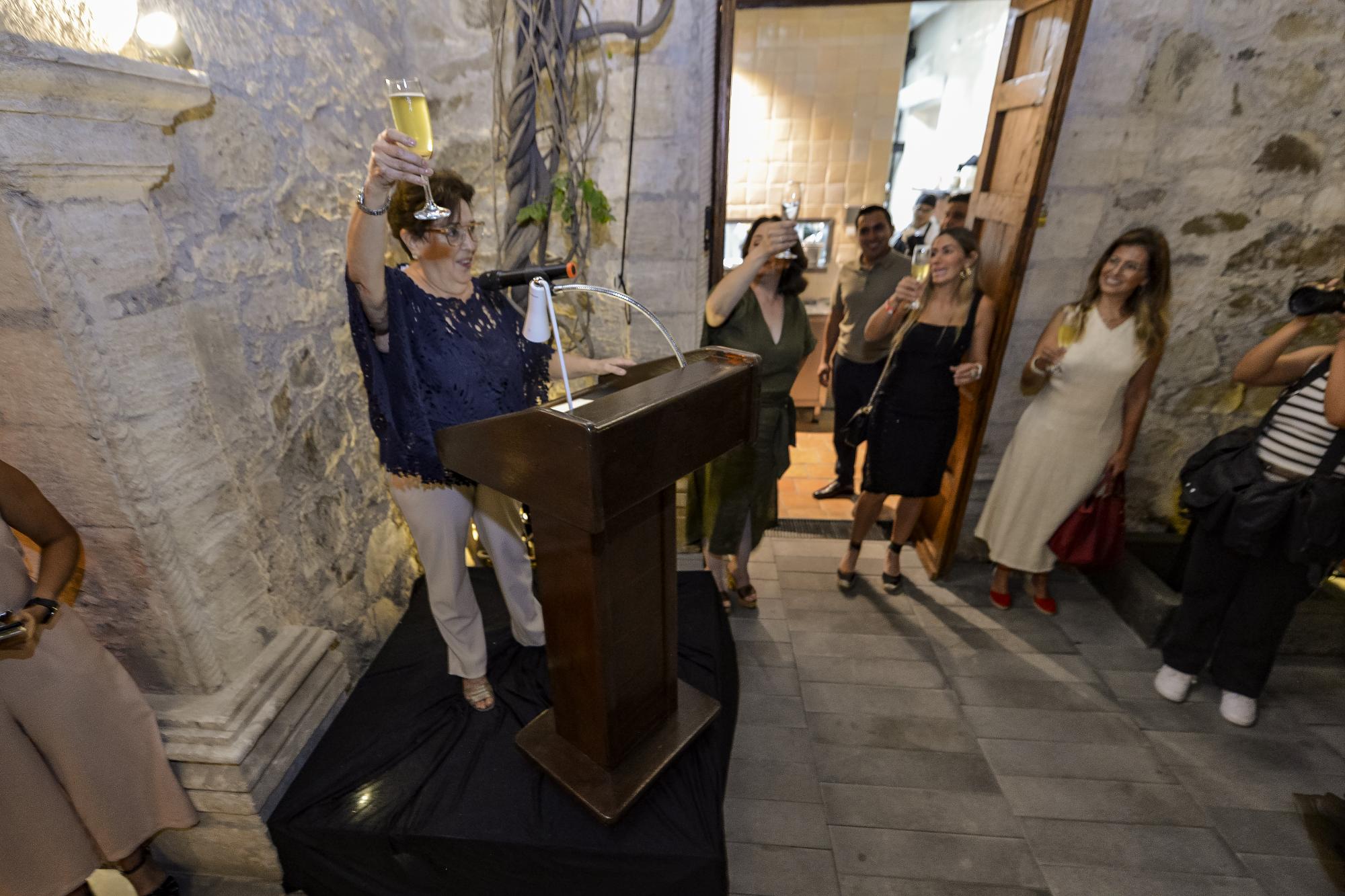 $!En la ceremonia de inauguración tres personas claves en el proyecto dieron unas palabras. Primero el arquitecto Luis González Díaz de León, Luisa Castilla de Guerra y la señora Diana Galindo. Esta última platicó parte de la historia del edificio y destacó que el hotel encarna un proyecto con más de 25 años de historia y busca tener un impacto positivo en el centro de la ciudad.