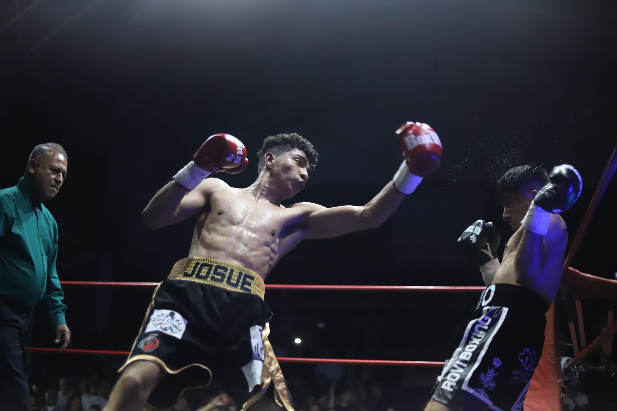 $!Josué lució bien en el ring, pero no fue suficiente para ganarle a su contrincante.