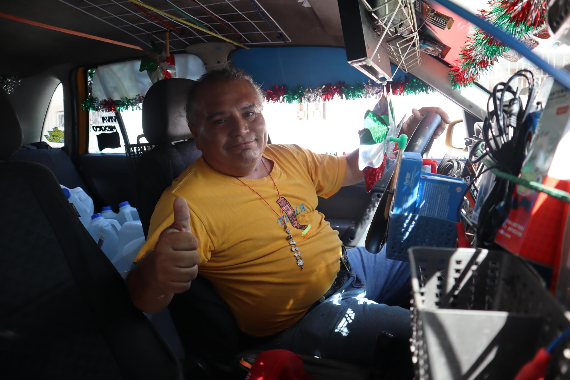 $!David Zeus Rincón Villaseñor, creador del ‘Reno Taxi’, llevando alegría a los niños de la colonia Antonio Cárdenas.