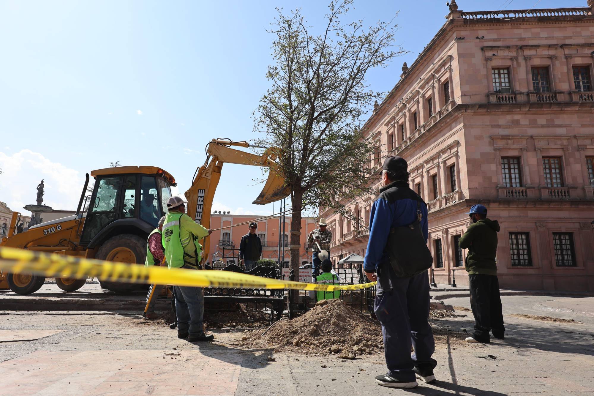 $!El proceso de reforestación en Plaza de Armas tiene como objetivo mejorar la seguridad y la salud ambiental del área.